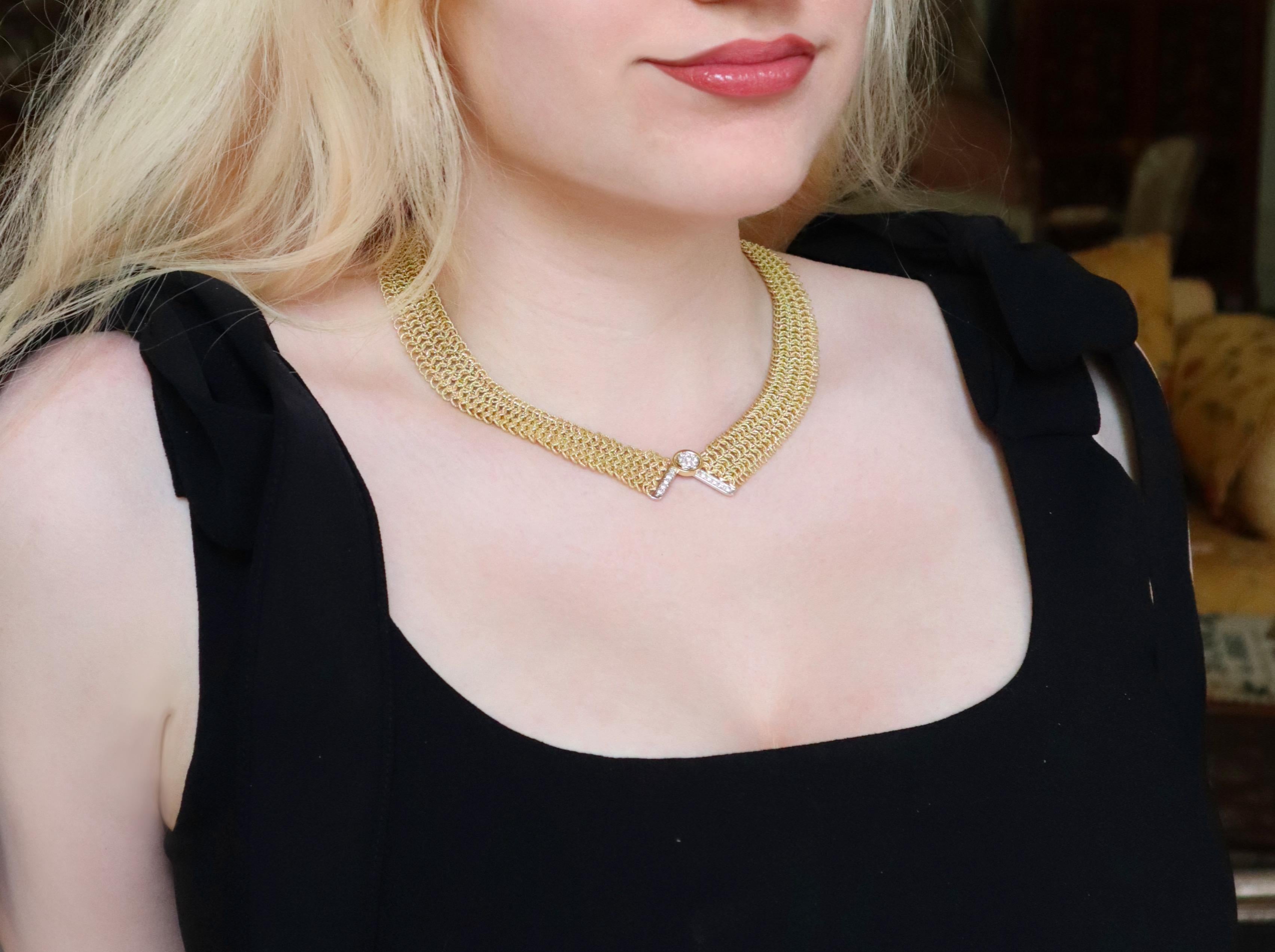 MARCHISIO Collana in oro giallo 18 kt a maglia flessibile, piccoli anelli intrecciati in 7 file e sulla parte anteriore della collana, motivo a V rovesciata in oro bianco con 19 diamanti incastonati per un peso totale di circa 0,4 carati. 
Firmato