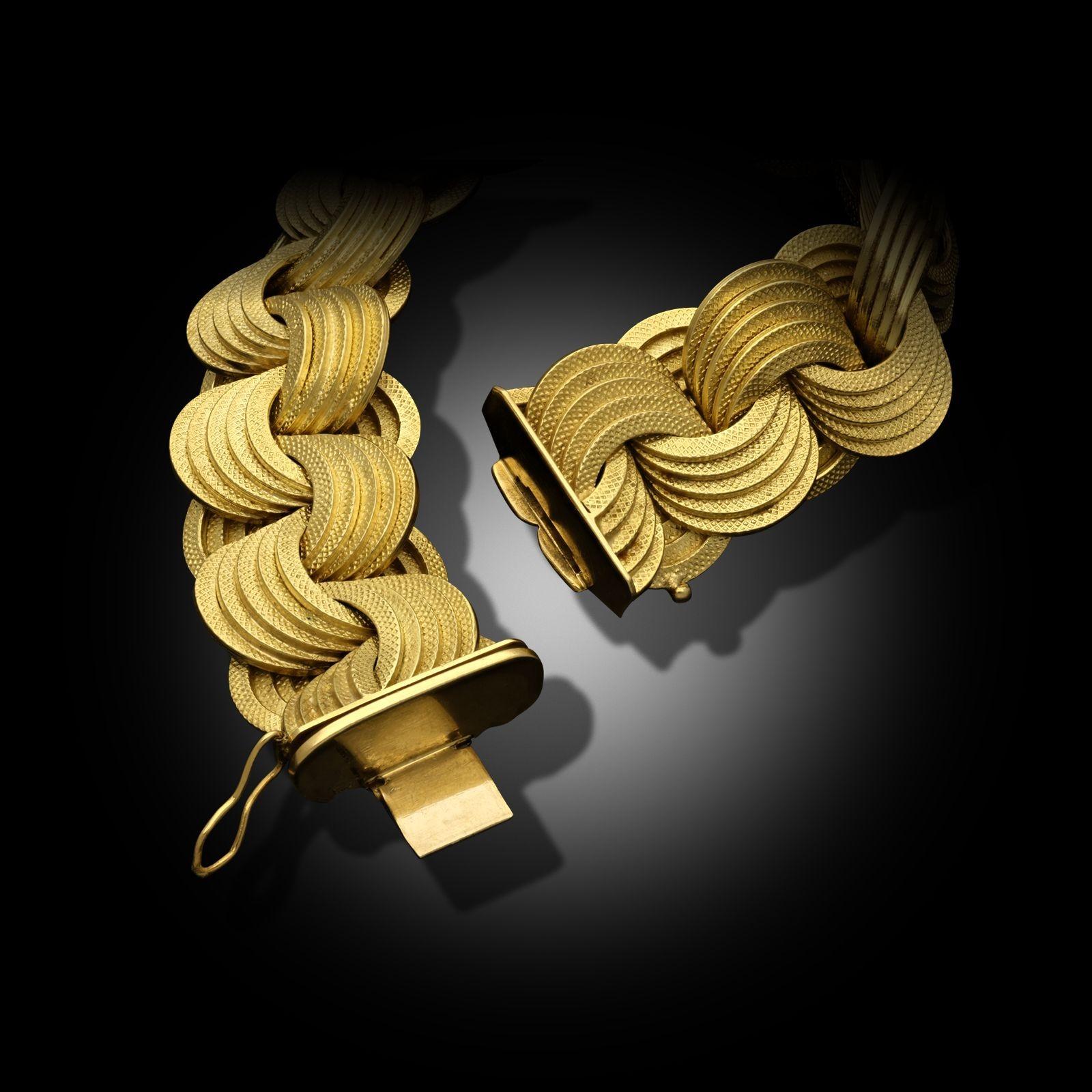 Marchisio Vintage 18ct Textured Yellow Gold Bracelet Circa 1970's In Good Condition For Sale In London, GB