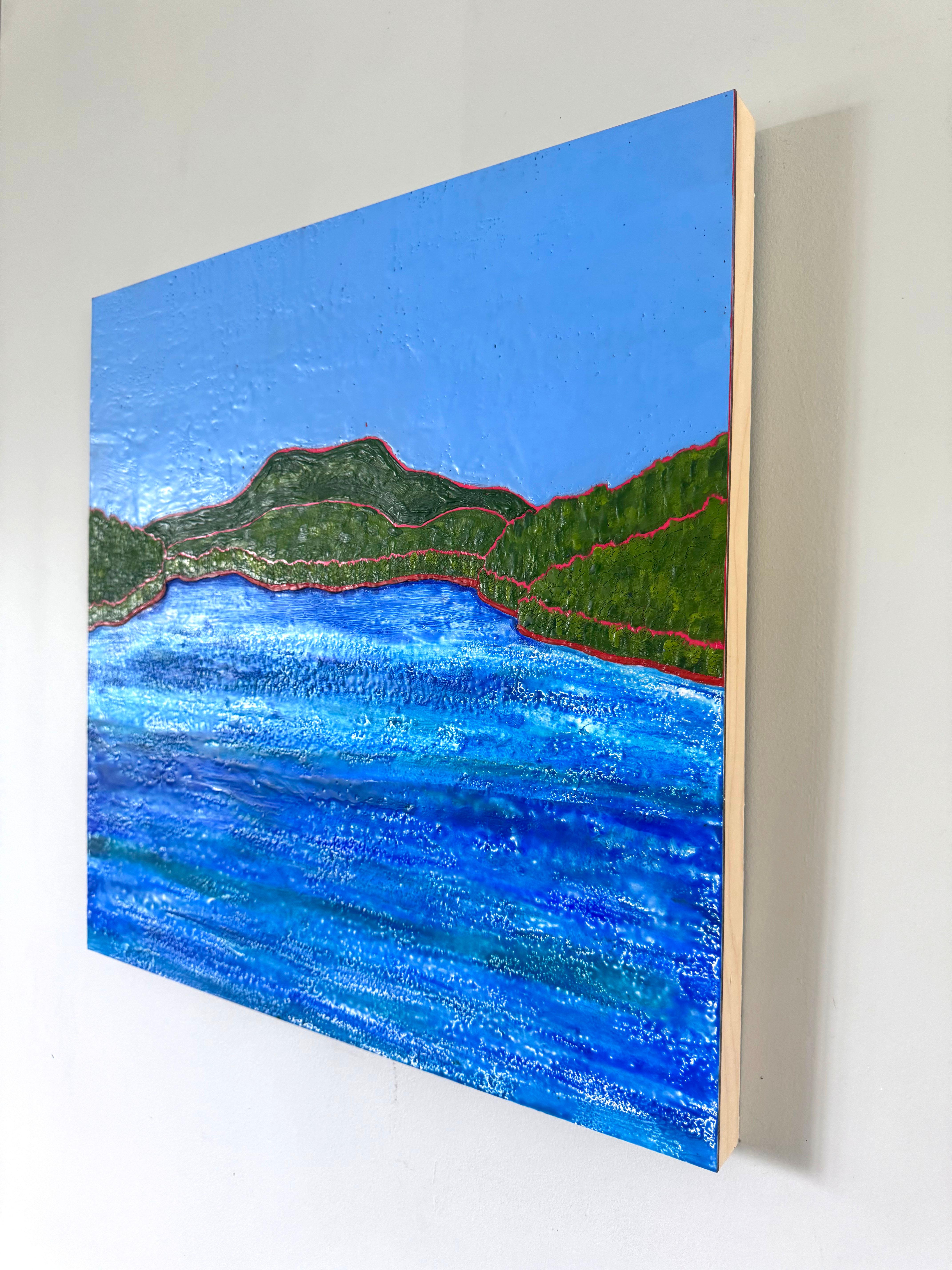 Vermont Summer Lake ist ein heiteres und reich strukturiertes 24 x 24 Zoll großes Enkaustikgemälde von Marcia Crumley, das die besinnliche Stille eines Sommertages in Neuengland einfängt. Dieses Werk, das aus Schichten von geschmolzenem Bienenwachs