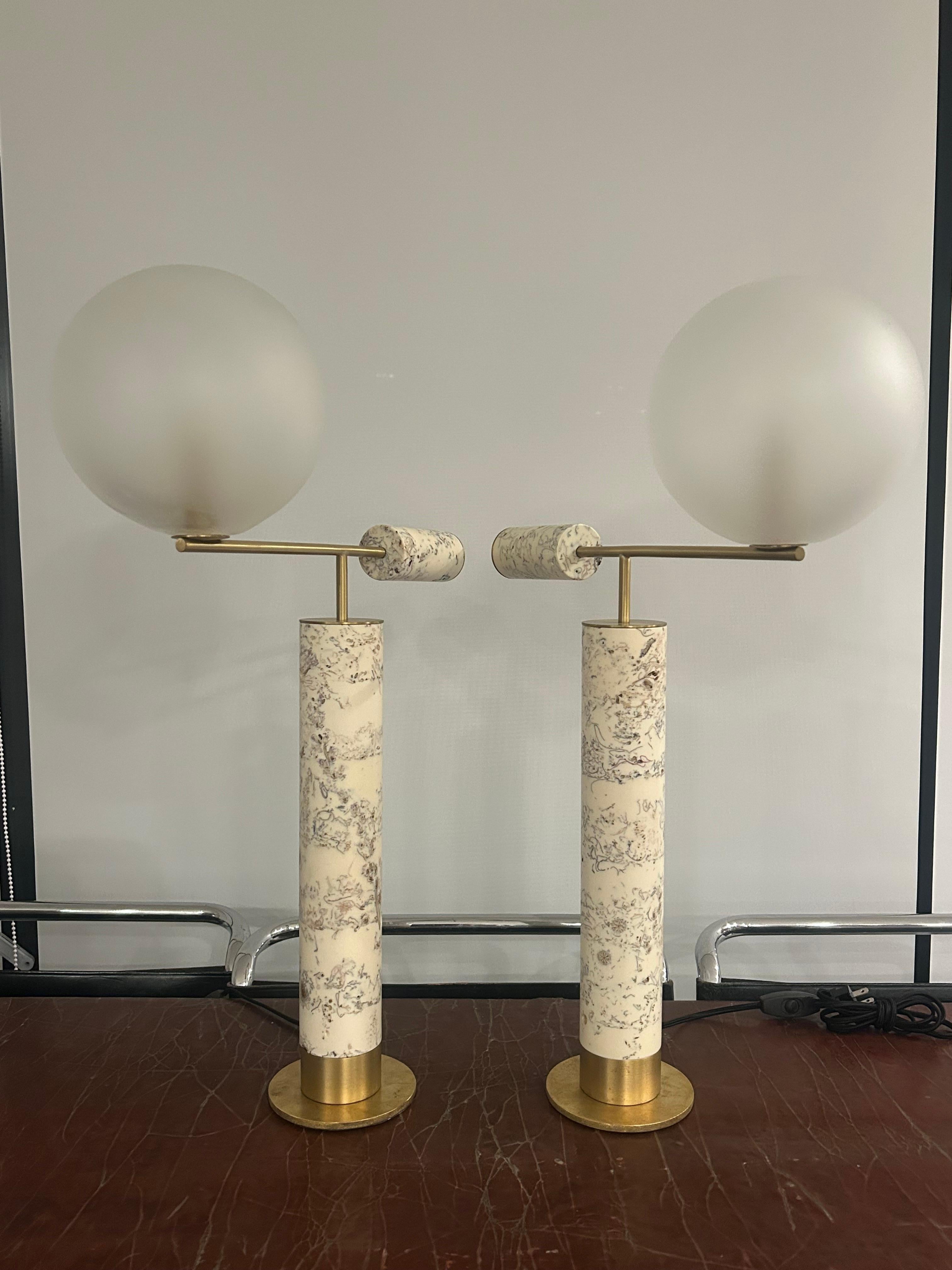 Questo annuncio si riferisce a una lampada. La lampada Flora è una scultura luminosa realizzata a mano con una combinazione unica di materiali... Marcin  Rusak   perma  Il materiale è una resina infusa di fiori accuratamente lavorata per rivelare