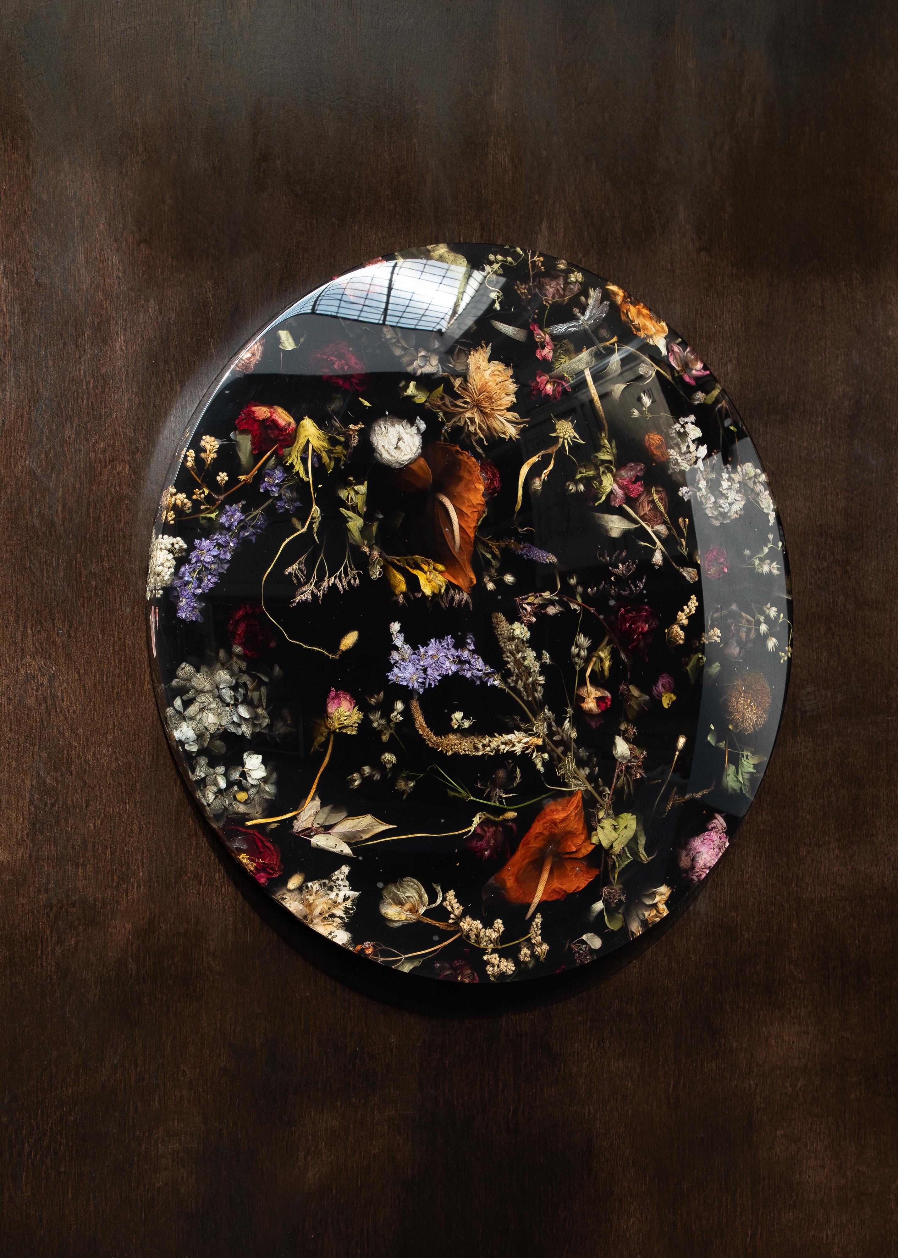 Part of Marcin Rusak’s signature Flora collection, the wall-hanging Flora Lens 65 constitutes a unique decorative piece that works well in a variety of settings. Based on discarded flowers carefully submerged in resin, this convex piece is entirely