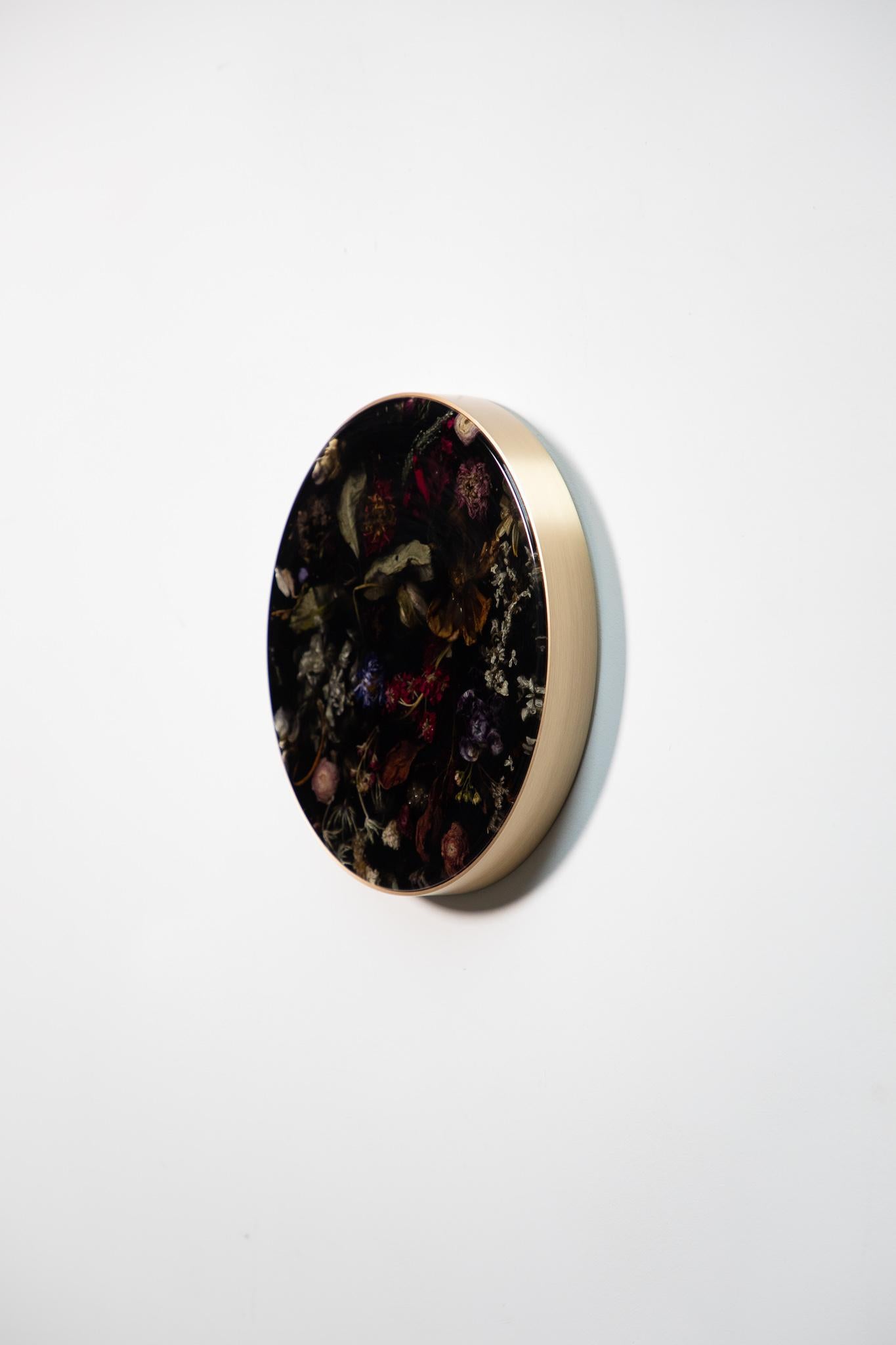 Part of Marcin Rusak’s signature Flora collection, the wall-hanging Flora Disc 35 constitutes a unique decorative piece that works well in a variety of settings. Based on discarded flowers carefully submerged in resin, the piece is entirely handmade