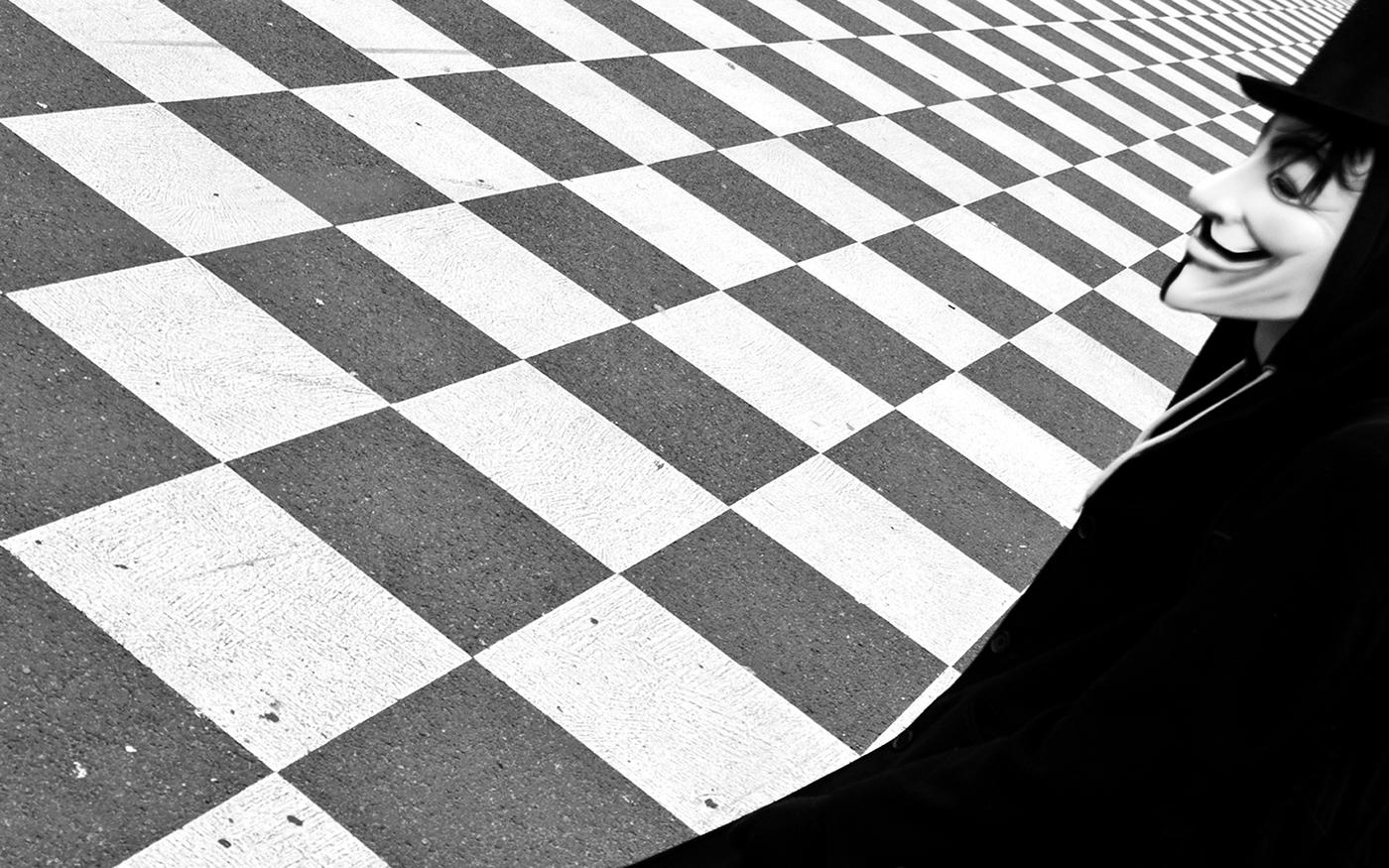 A Game of Chess - Zeitgenössische minimalistische Straßenfotografie, Schwarzweiß