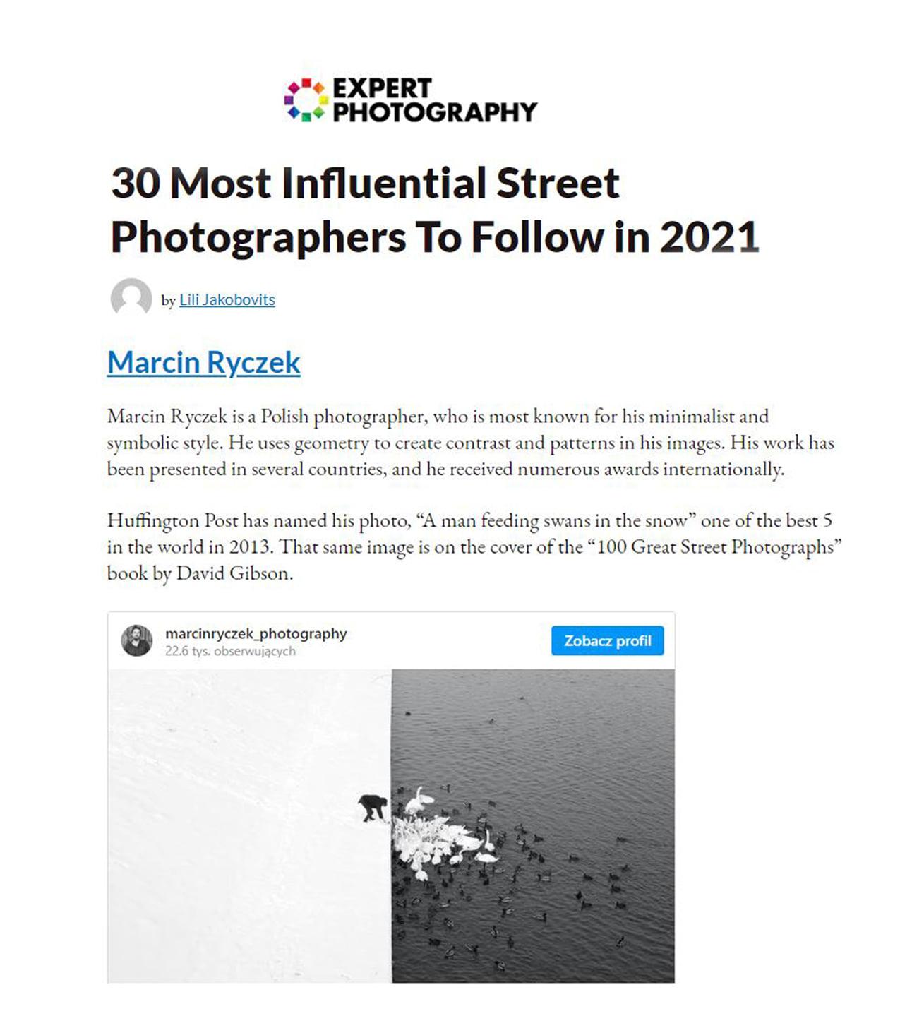 Un homme nourrissant des cygnes dans la neige - Grand Prix NYPH New York Photo Festival 2015 en vente 15