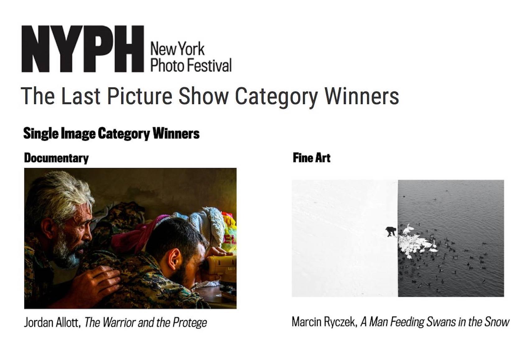 Un homme nourrissant des cygnes dans la neige - Grand Prix NYPH New York Photo Festival 2015 - Gris Figurative Photograph par Marcin Ryczek