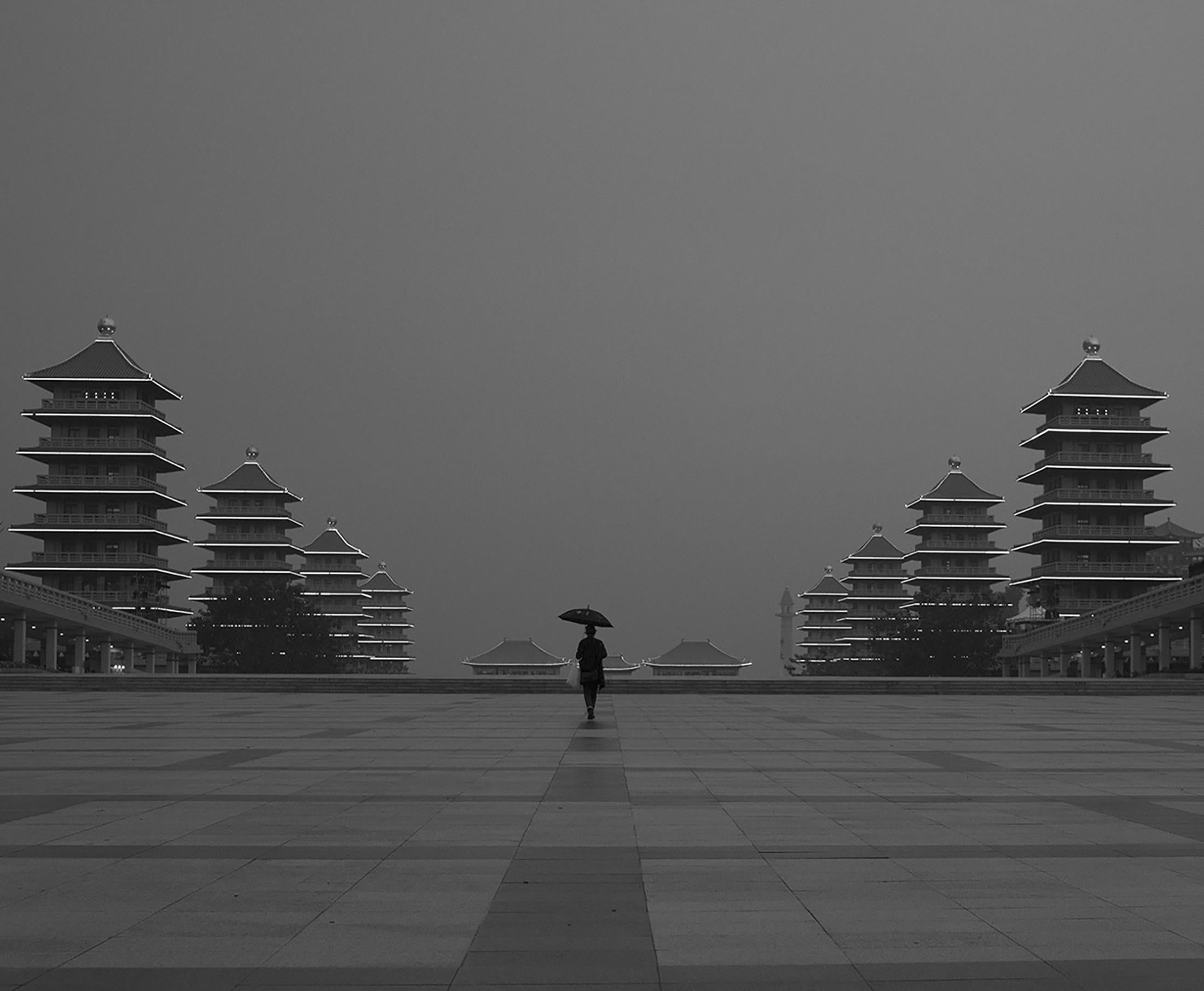 Figurative Photograph Marcin Ryczek - Alone - Photographie contemporaine symbolique en noir et blanc