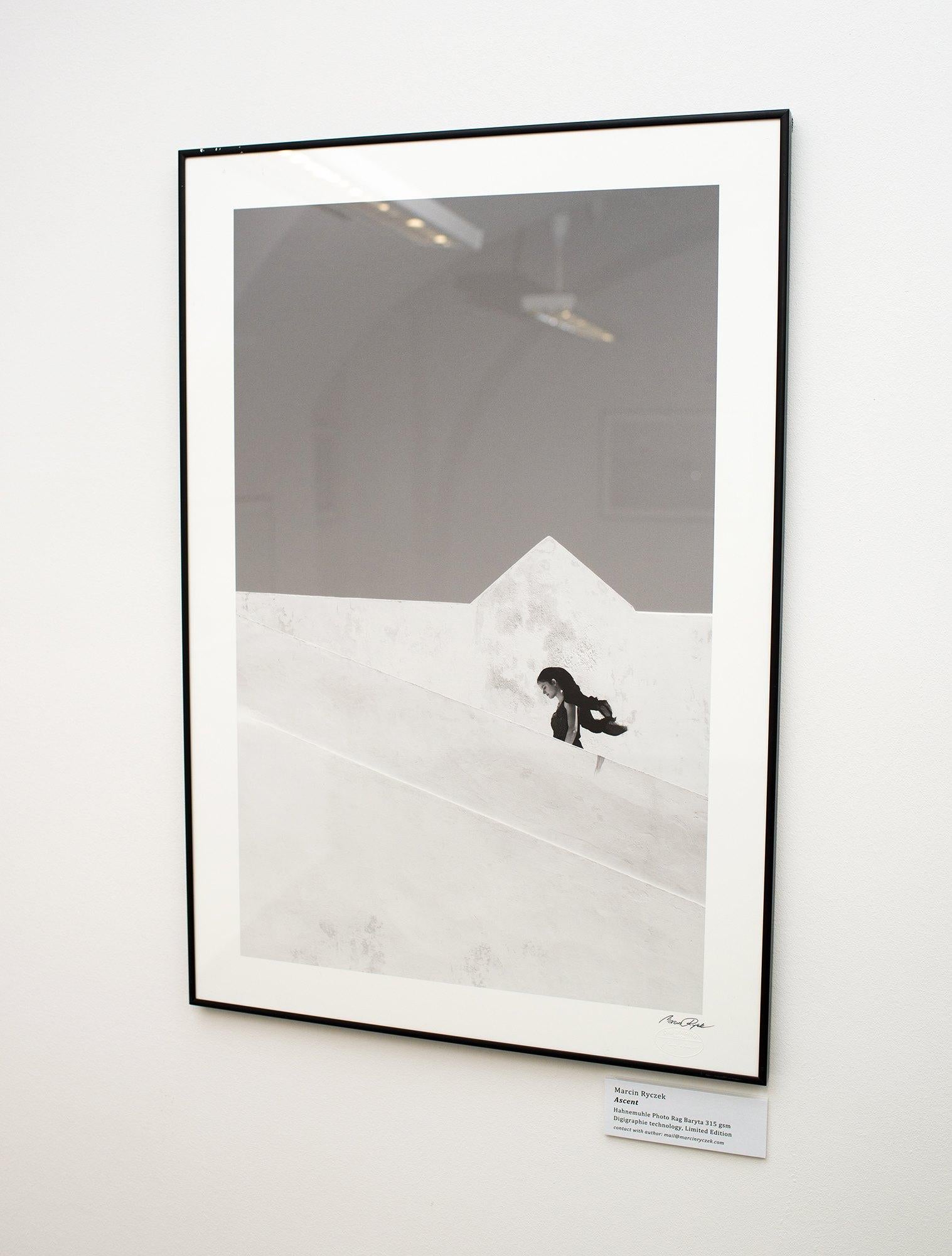 Ascent - Photographie de rue contemporaine minimaliste en noir et blanc - Gris Figurative Photograph par Marcin Ryczek