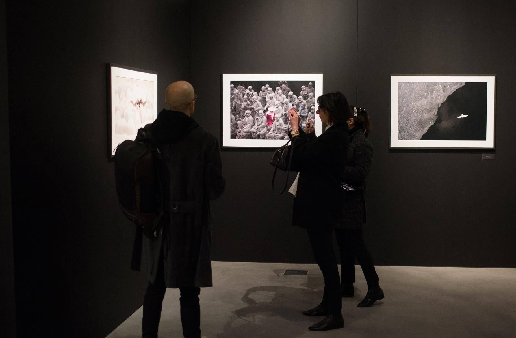 Das Foto wird ungerahmt versandt.
Limitierte Auflage von  5 im Format 55x80 cm + 5 cm weißer Rand, Fotografie auf Hahnemuhle Papier ; Digigraphie Technik 

Marcin Ryczek ist ein polnischer Fotograf, der sich auf schwarz-weiße, minimalistische und