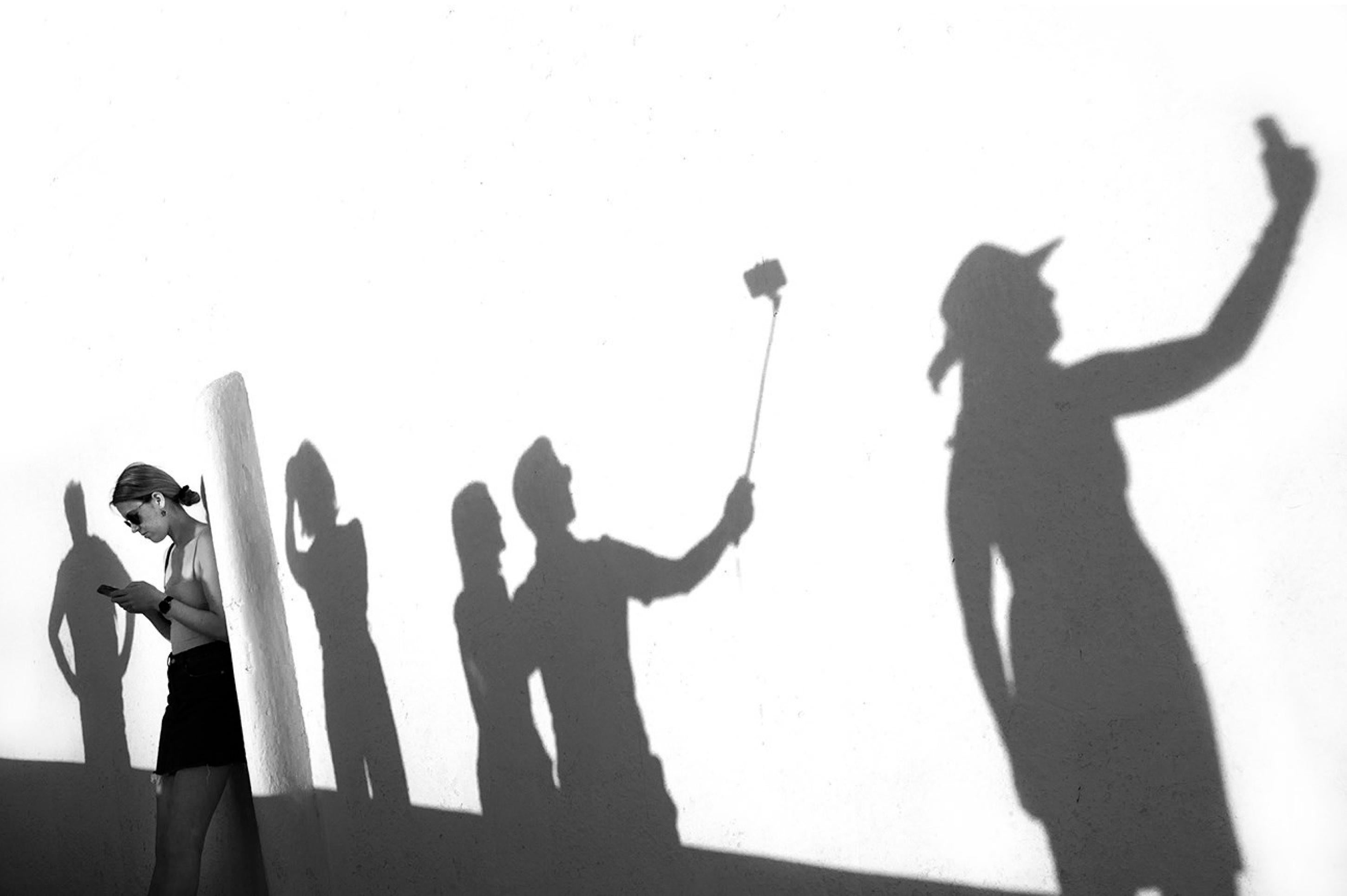 Marcin Ryczek Black and White Photograph – Humanity – Digitalität-Sonnenuntergang in Santorini – Symbolische Schwarz-Weiß-Fotografie