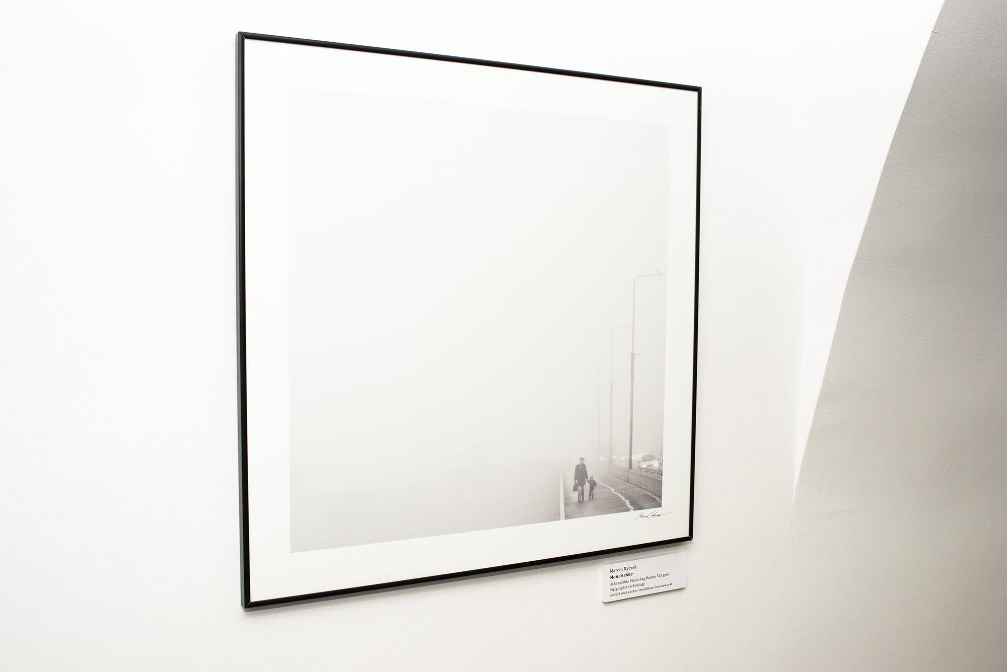 Man in Time - Zeitgenössische minimalistische Straßenfotografie, schwarz-weiß – Photograph von Marcin Ryczek