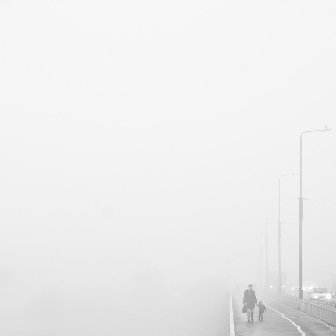 Man in Time - Zeitgenössische minimalistische Straßenfotografie, schwarz-weiß