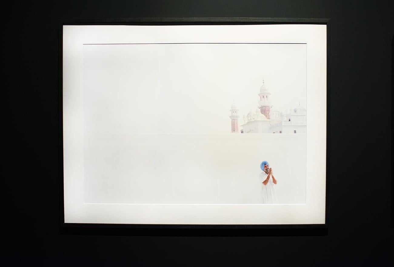 Gebet - Contemporary Minimalist, Symbolische Straßenfotografie – Photograph von Marcin Ryczek