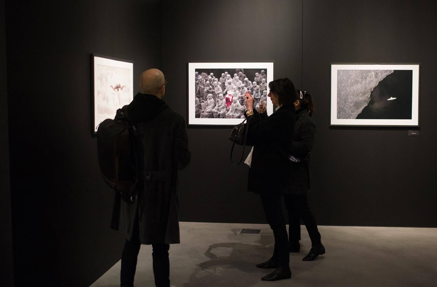 Ailes - Symbolique Contemporary  Photographies - Noir Color Photograph par Marcin Ryczek