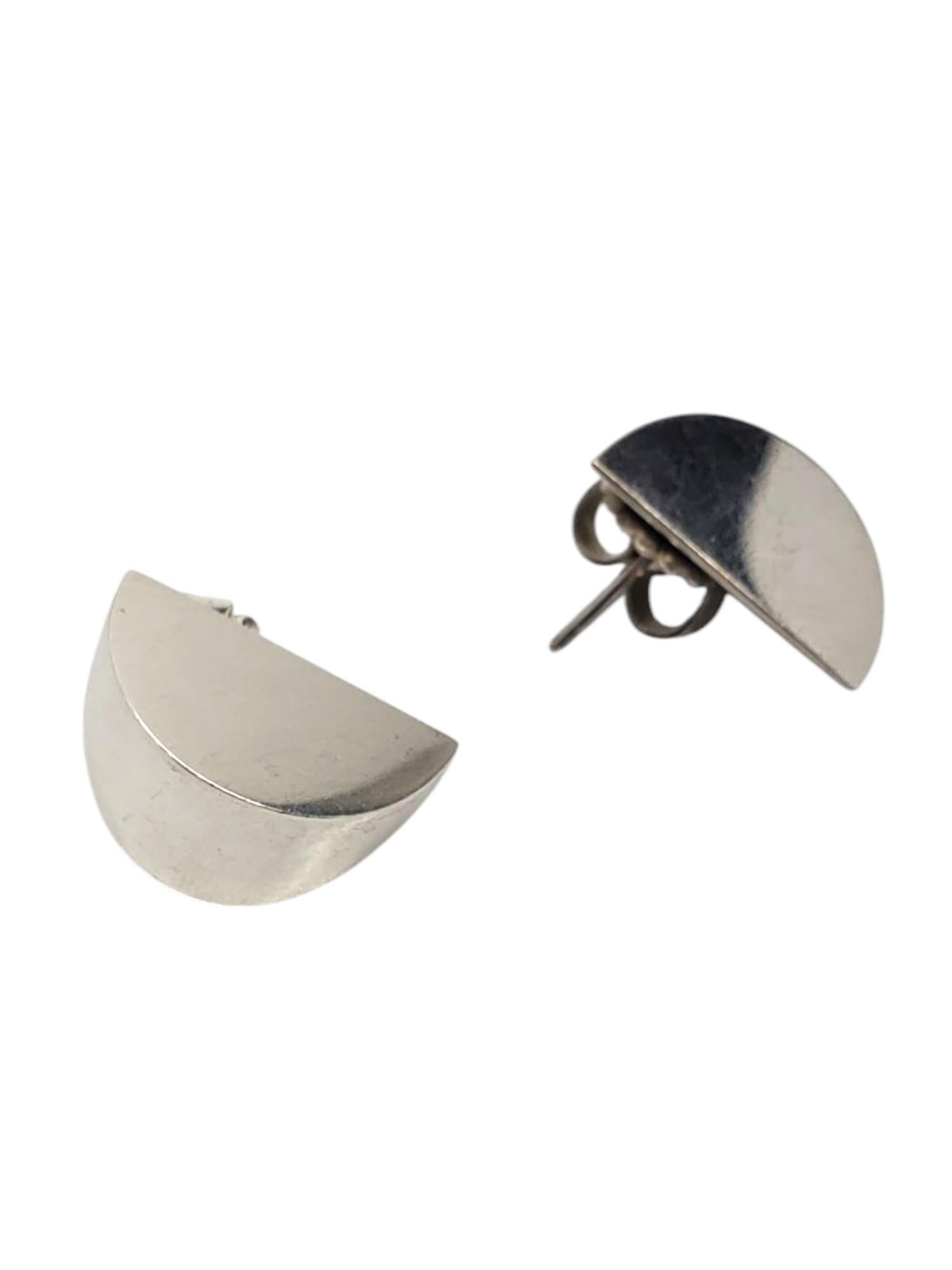Marcin Zaremski Sterling Silver Have Moon Earrings -

These post modernist pierced earrings by Marcin Zaremski are in a sterling silver half moon design.

Size: 19.75 mm x 11.19 mm

Stamped: MZAREMSKI 925

Weight: 4.1 dwt / 6.50 gr

Very good