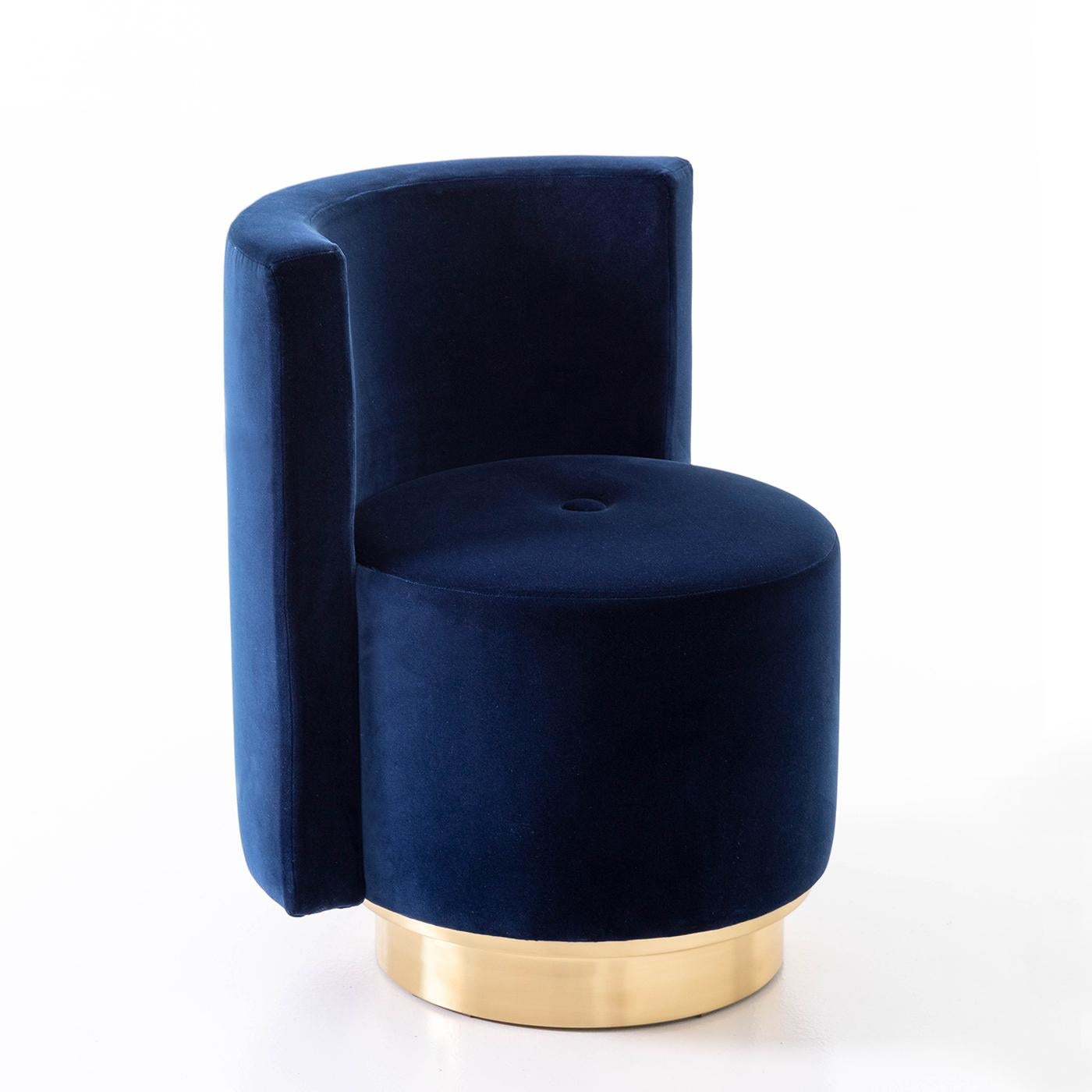 Chair Marckle with solid wood structure, upholstered
and covered with high quality deep blue velvet fabric.
Also available with other fabrics on request.