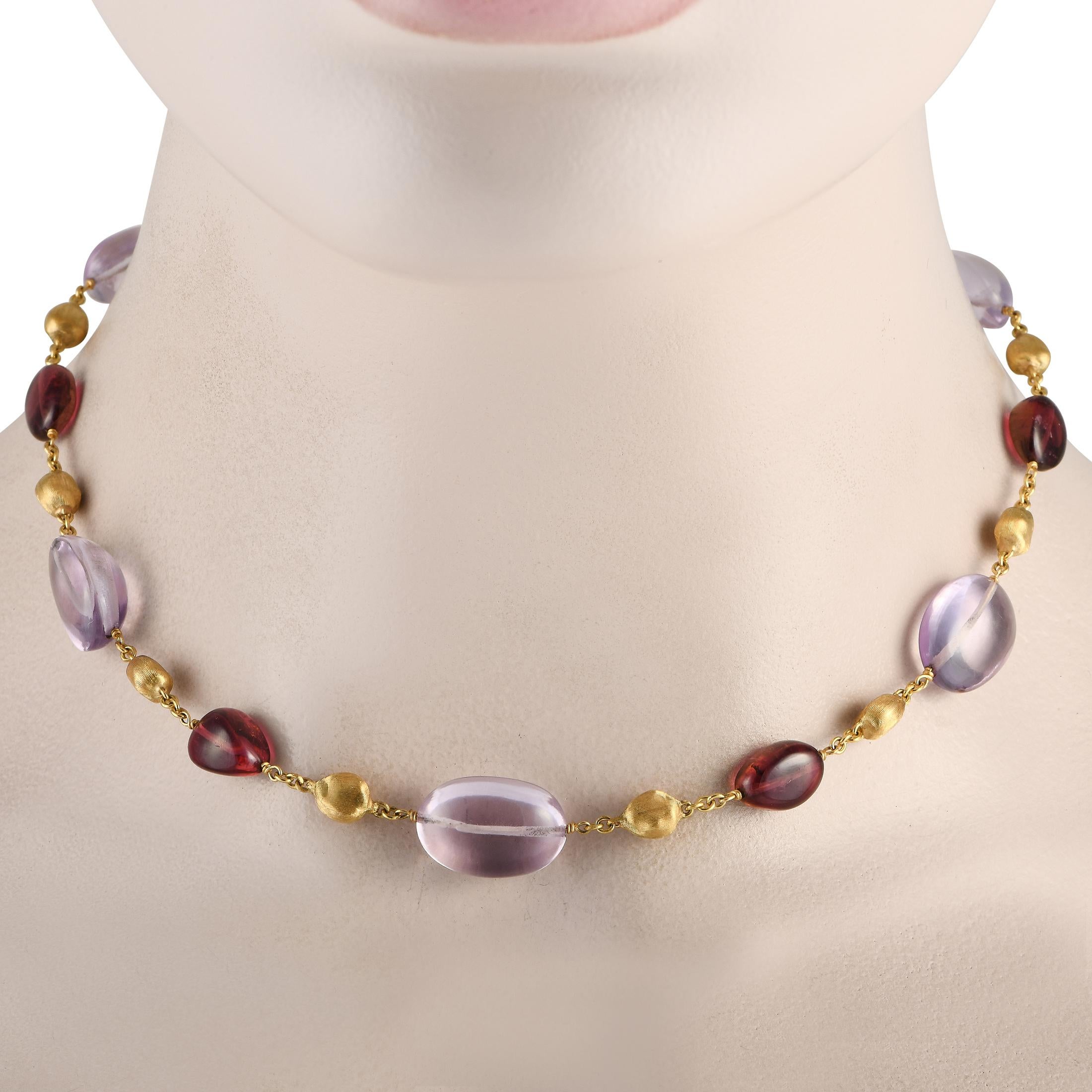 Eine Reihe von abgerundeten Amethyst- und Granat-Edelsteinen verleiht dieser makellos gearbeiteten Marco Bicego-Halskette Farbe und Struktur. Dieses Stück ist 16,5