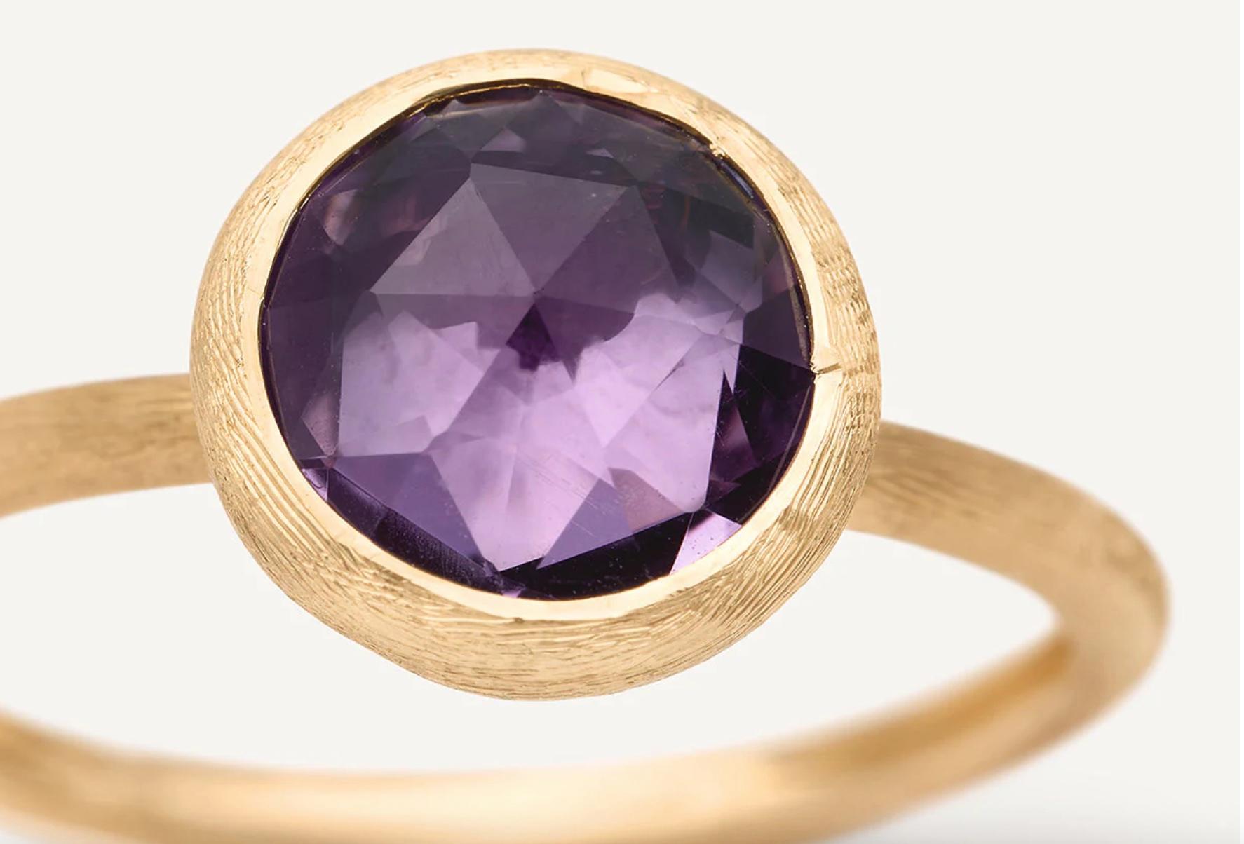 Dieser wunderschöne Ring des italienischen Designers Marco Bicego aus der Jaipur Collection enthält einen runden Amethyst im Rosenschliff mit einem Durchmesser von ca. 6,00 mm, der elegant in einen handgravierten, antiken florentinischen Ring