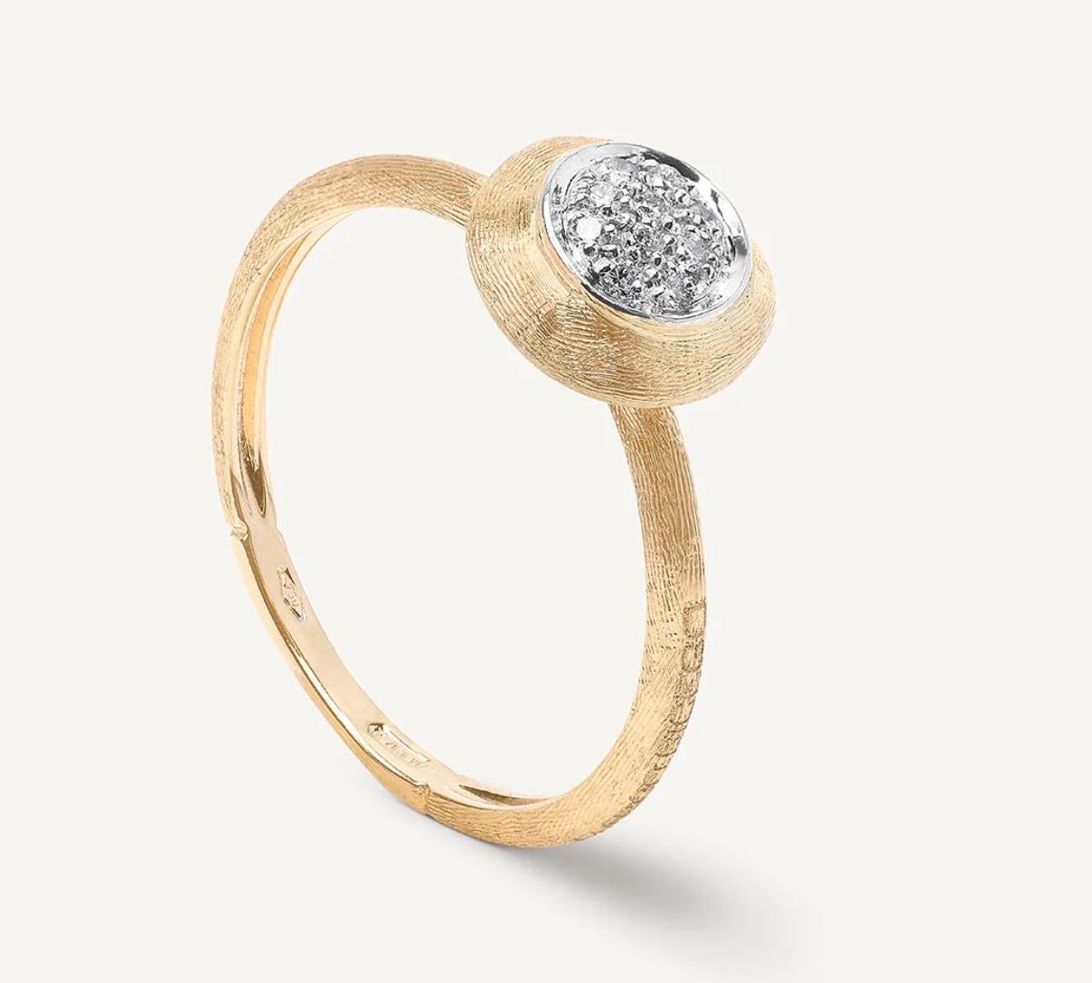 Dieser wunderschöne Ring des italienischen Designers Marco Bicego aus der Jaipur Collection enthält eine Gruppe runder Diamanten im Brillantschliff mit einem Gesamtgewicht von ca. 0,06 Karat, die elegant in einen handgravierten, antiken,