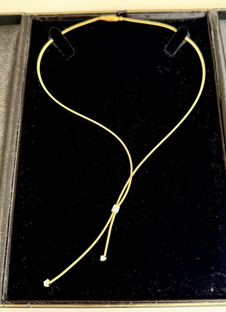 Collana Santorini in oro giallo 18 carati e diamanti di Maroc Bicego 

Eleganza contemporanea e maestria italiana: questa raffinata collana in stile lariat della Collection'S di Marco Bicego è realizzata in radioso oro giallo 18 carati. La catena