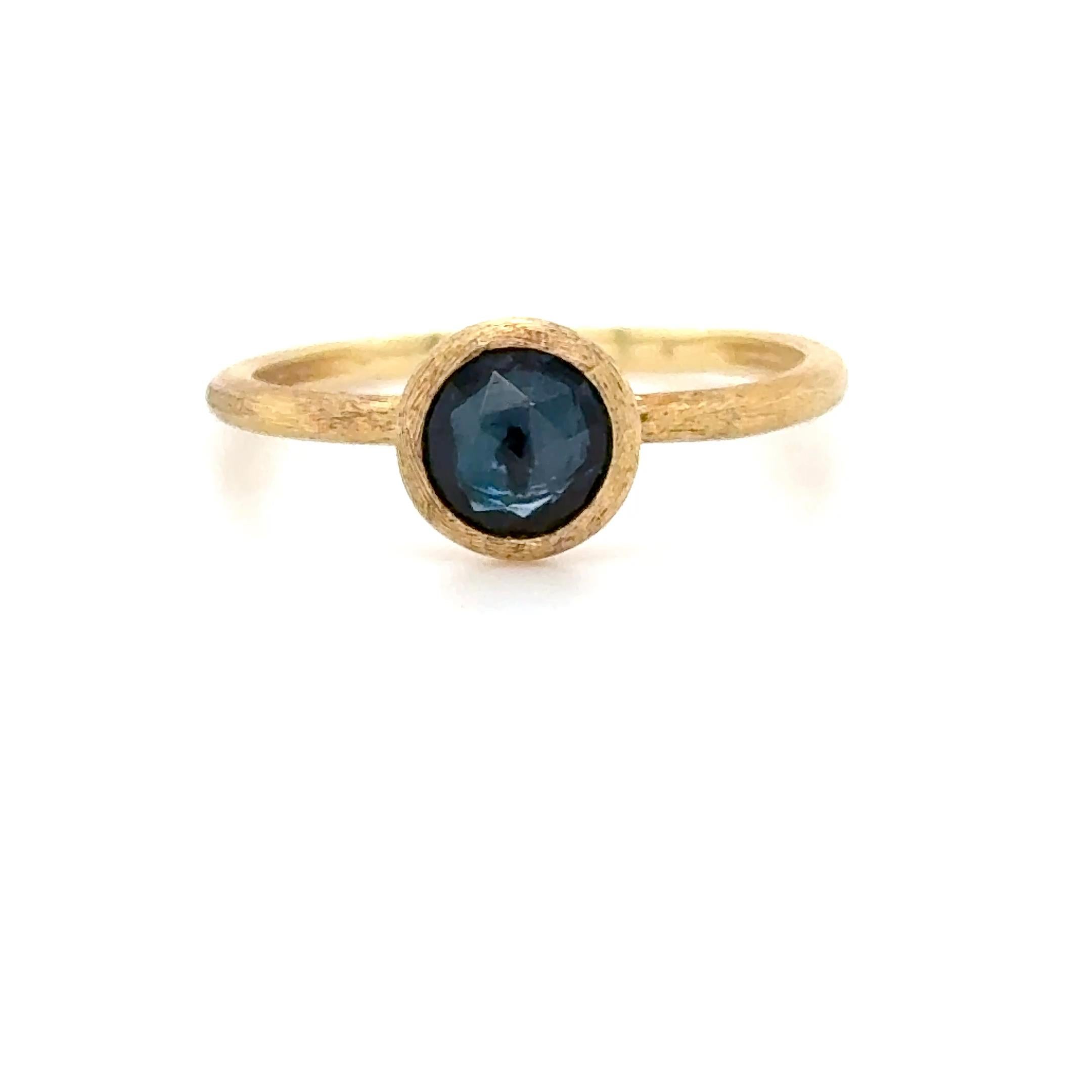 Dieser wunderschöne Ring des italienischen Designers Marco Bicego aus der Jaipur Collection enthält einen runden Blautopas im Rosenschliff mit einem Durchmesser von ca. 6,00 mm, der elegant in einen handgravierten, antiken florentinischen Ring