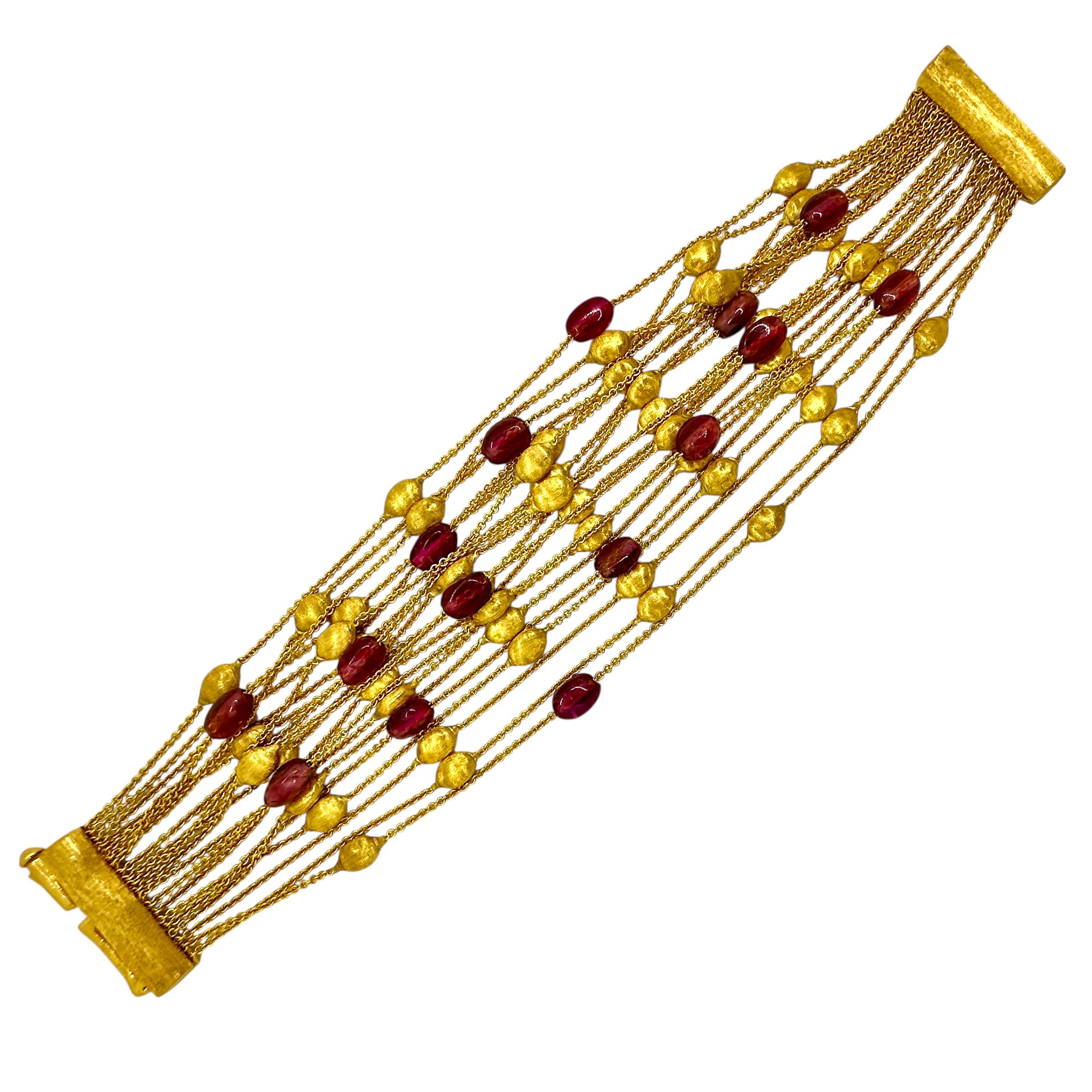 Confectionné de main de maître en or jaune 18 carats et en perles de tourmaline rose cabochon, ce bracelet Sivilgia à 20 brins du designer italien Marco Bicego est d'une grande féminité et d'une grande beauté. Vingt brins de chaîne en or, d'une