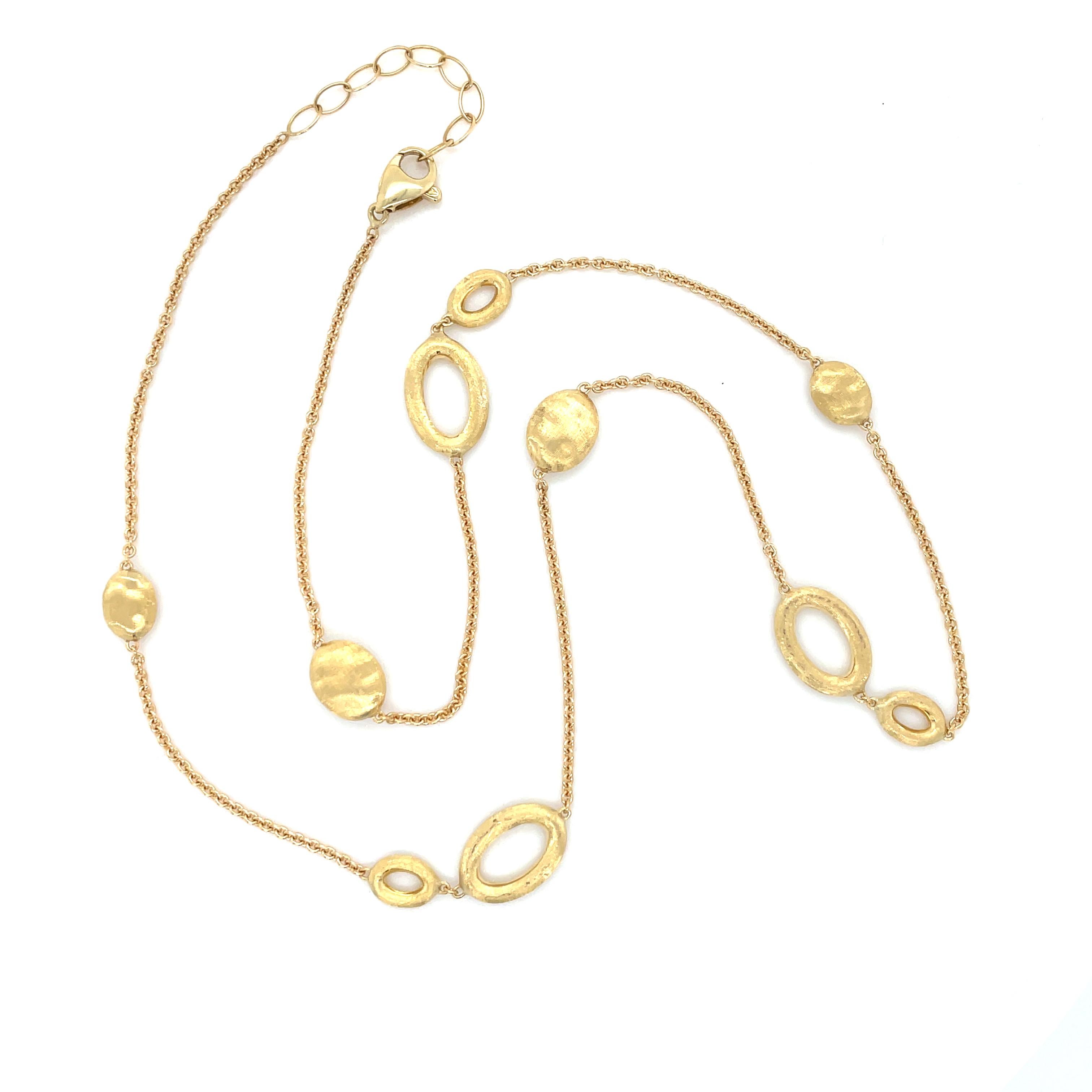 Ce magnifique collier du designer italien Marco Bicego contient des stations ovales gravées à la main, suspendues à une chaîne à maillons de câble avec un fermoir réglable.

Mesures : 18-19 pouces de long - ajustable
Tampon : MARCO BICEGO 750