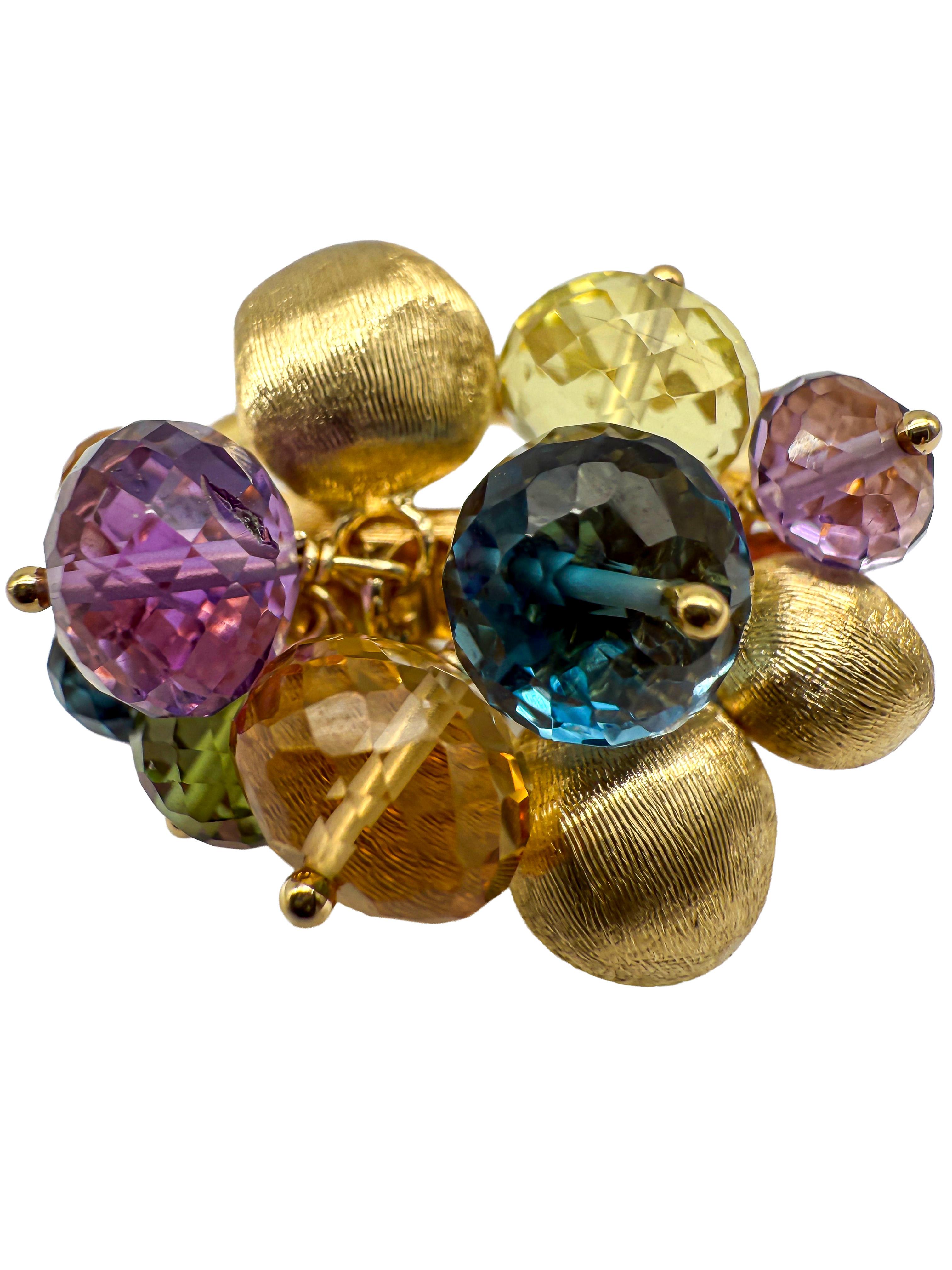 Questo squisito anello colpisce per il suo design elegante e per la colorata brillantezza delle gemme selezionate. Realizzato in oro giallo 18 carati di alta qualità, questo pezzo emana un fascino caldo e lussuoso che aggiunge un tocco speciale a