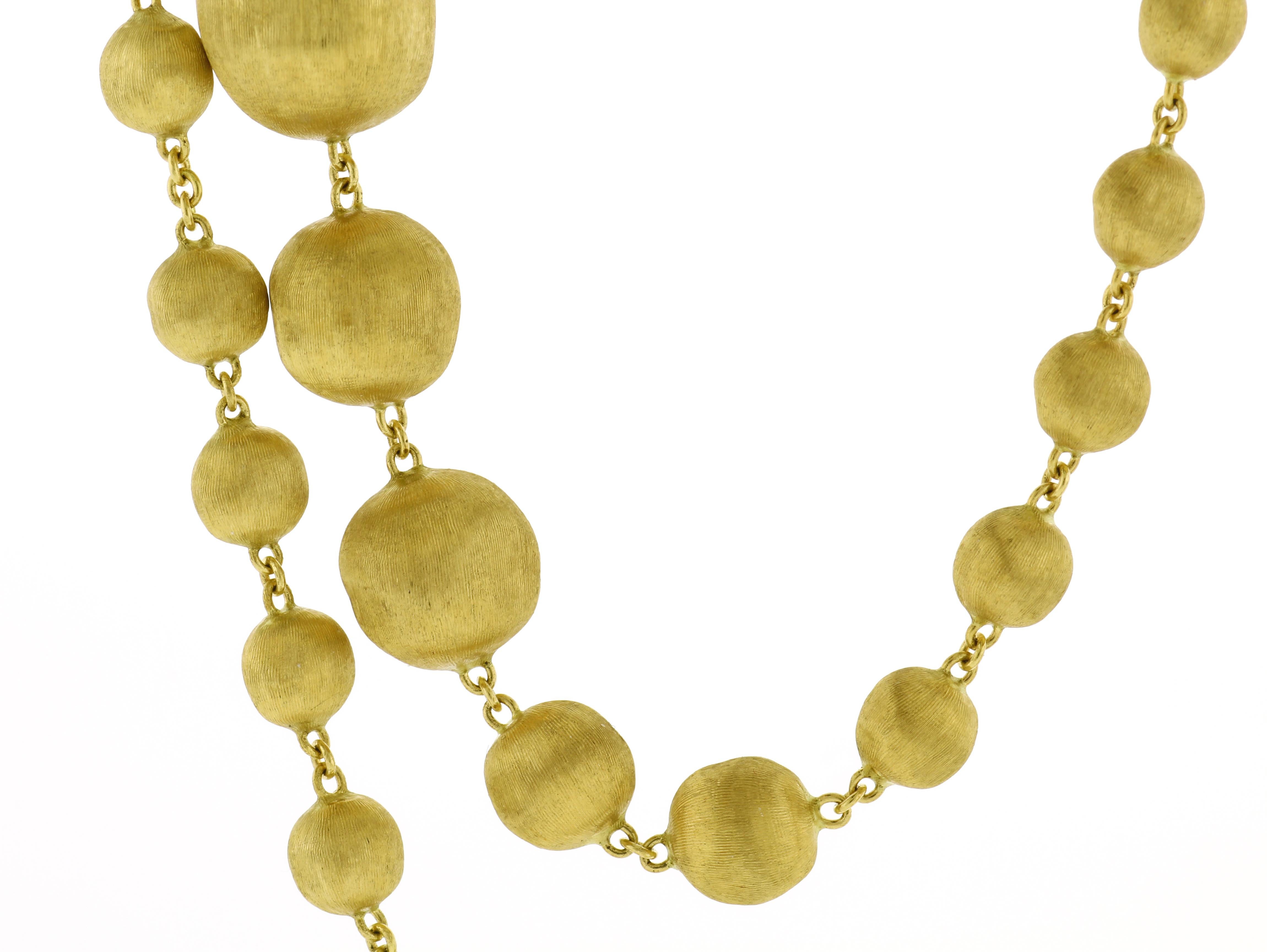 Découvrez l'allure captivante du collier de perles africaines de Marco Bicego, une parure étonnante d'une longueur de 36 pouces. Chaque perle témoigne de l'engagement de Marco Bicego en faveur d'un savoir-faire exquis et d'une élégance intemporelle,