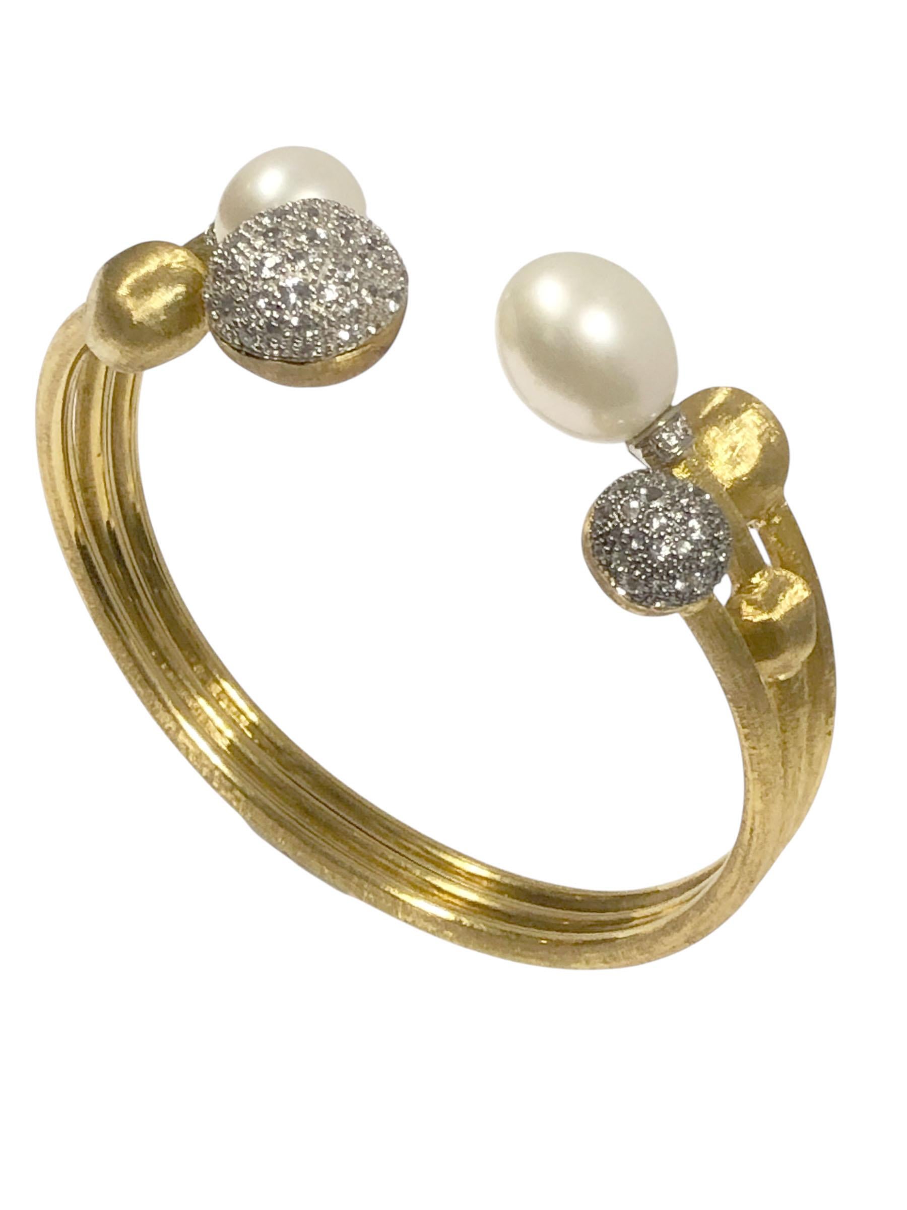Taille ronde Marco Bicego manchette Africa en or, diamants et perles en vente