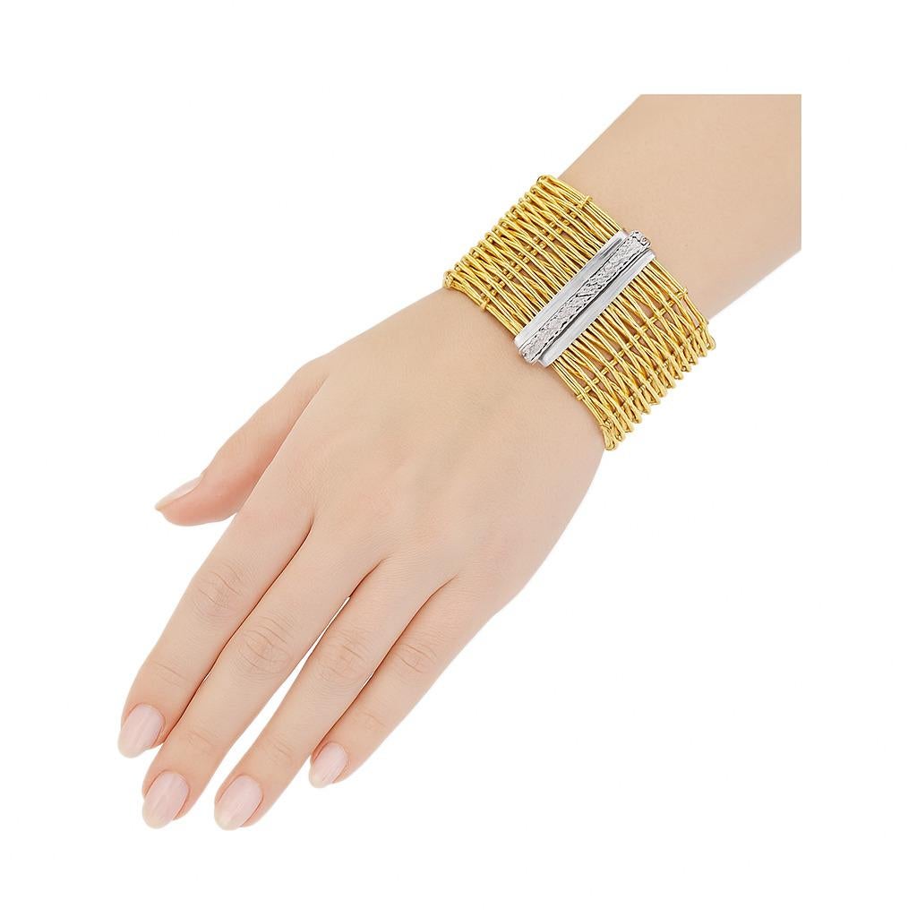 Ce superbe bracelet Marco Bicego est réalisé en luxueux or jaune 18 carats et met en valeur l'élégance italienne caractéristique de la marque. Avec un poids de 85,1 grammes, elle offre une sensation substantielle au poignet tout en conservant une