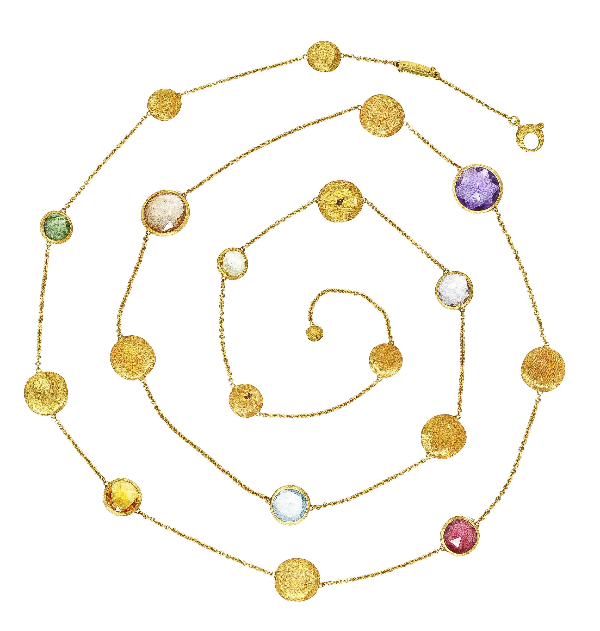 Le collier à chaîne câblée est composé de stations en or brossé alternant avec des pierres précieuses serties en biseau. Les pierres sont facettées et mesurent de 6,7 mm à 11,2 mm. Comprenant une topaze bleue, une citrine, une tourmaline rose, une