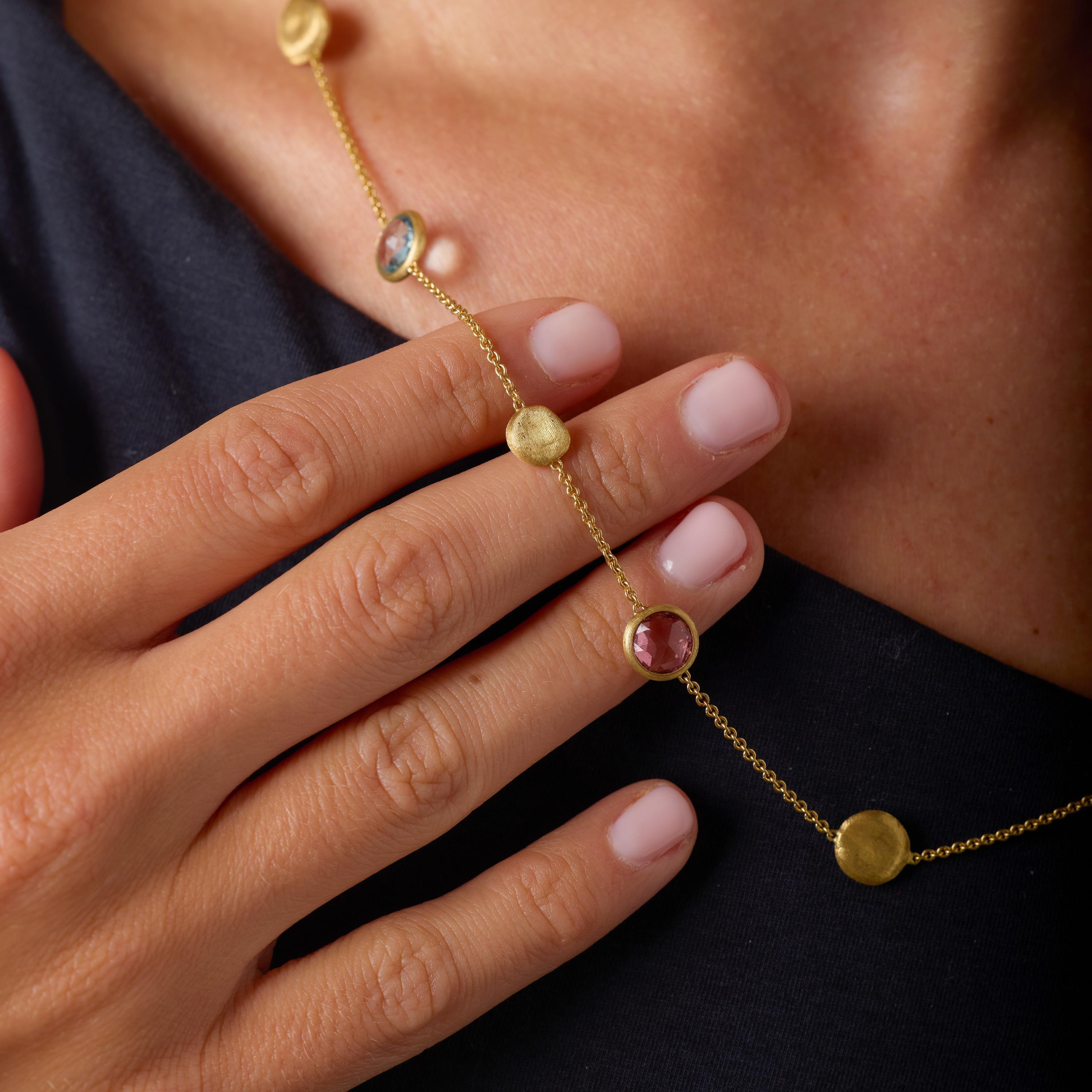 Este exquisito collar Jaipur de Marco Bicego captura el arte, el color y el lujo artesanal por los que se conoce al diseñador. Con seis vibrantes gemas de talla fantasía -citrina, amatista y topacio-, el collar muestra una paleta radiante que brilla