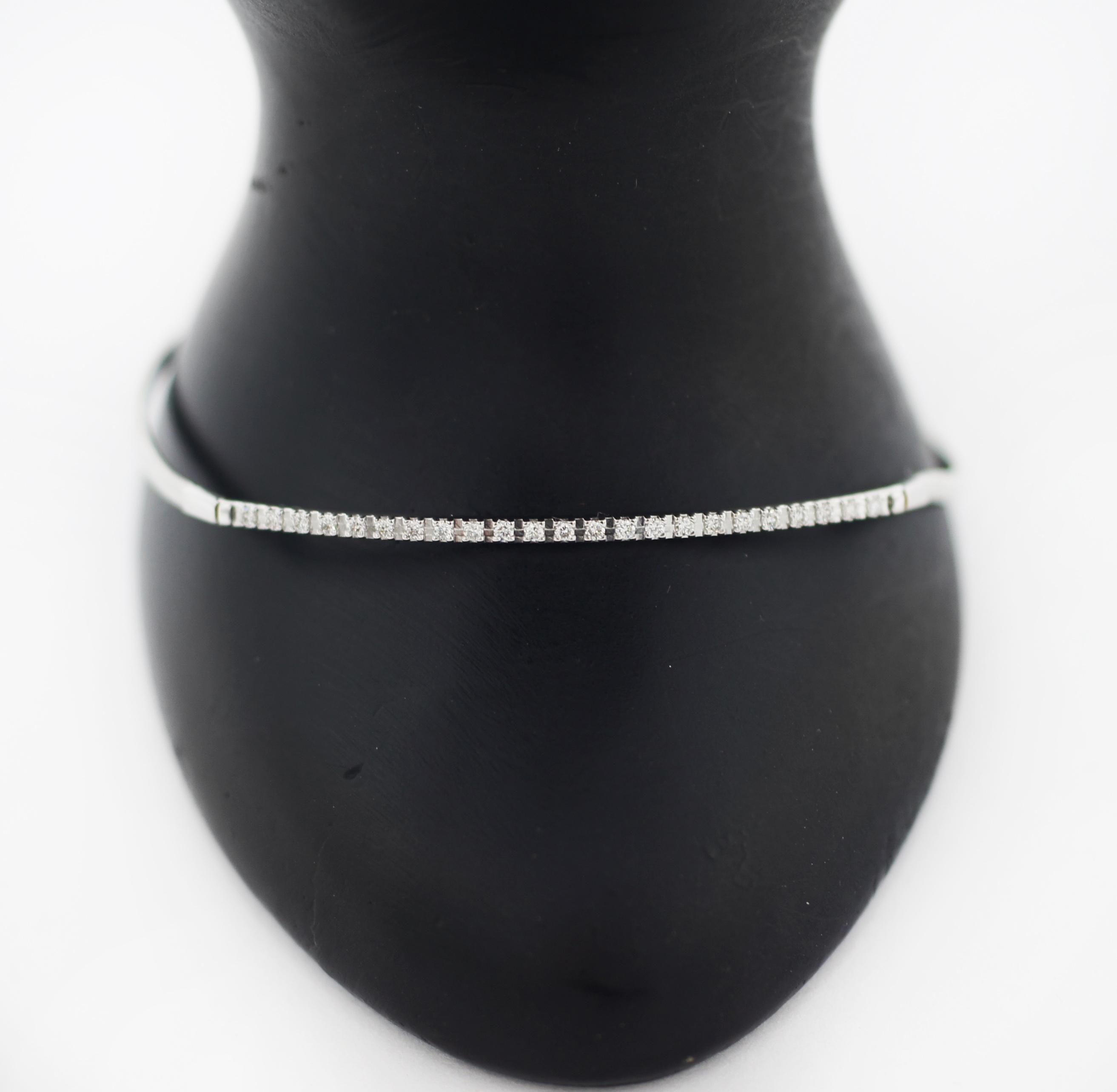 MARCO BICEGO
Bracelet en forme de barre de diamant
De la Collection S.A.O.
En or blanc 18 carats
23 diamants ronds brillants
Environ 7