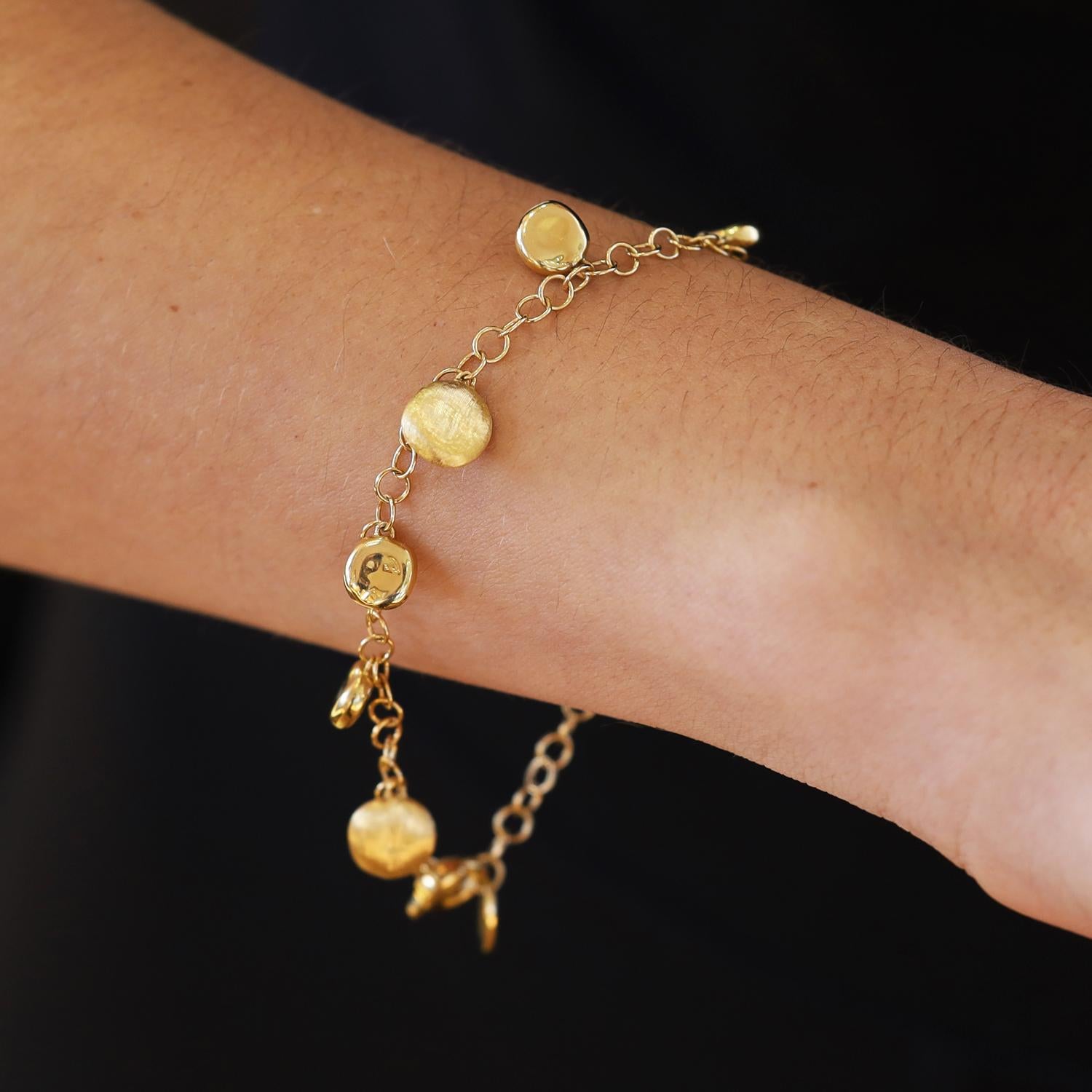 Come ciottoli d'oro puro, le 8 sfere d'oro penzolano delicatamente dal tuo polso in questo bracciale firmato Marco Bicego in oro giallo 18k. Dalla collezione Jaipur, ora in pensione, questo versatile braccialetto vintage può essere utilizzato in una