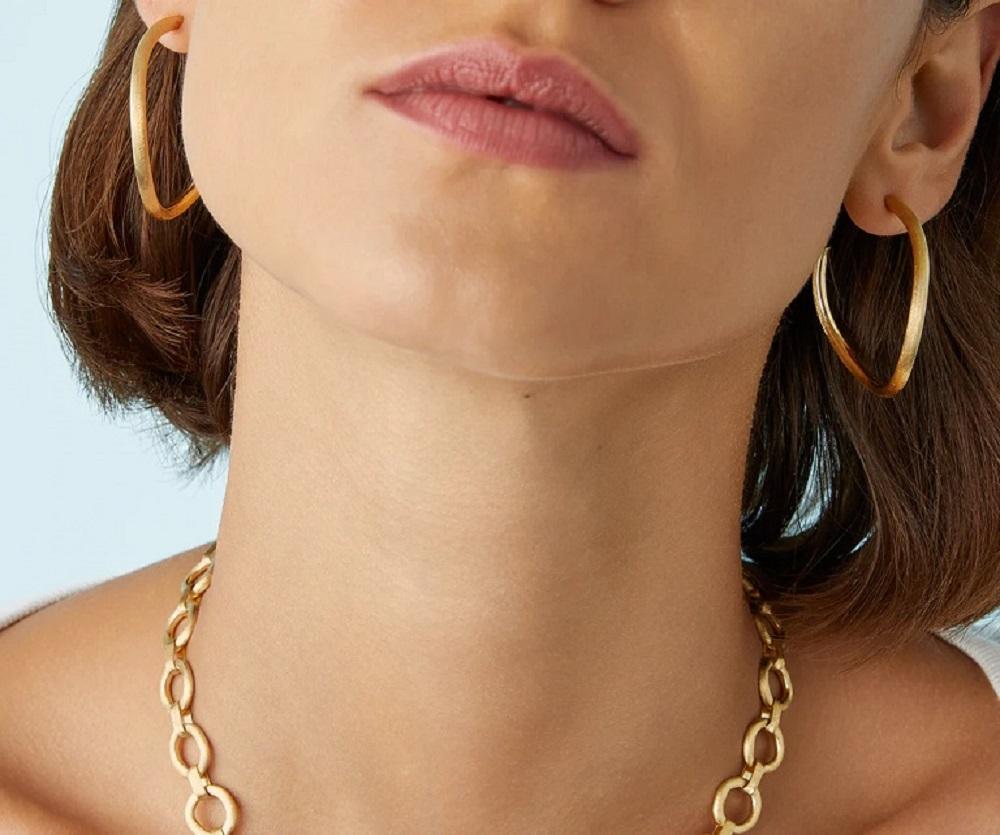 18K yellow gold hoop earrings. Golden links that are as beautiful as they are easy to wear, these Jaipur Link Gold Earrings are hand engraved by Italian artisans. Earring size: 1.54