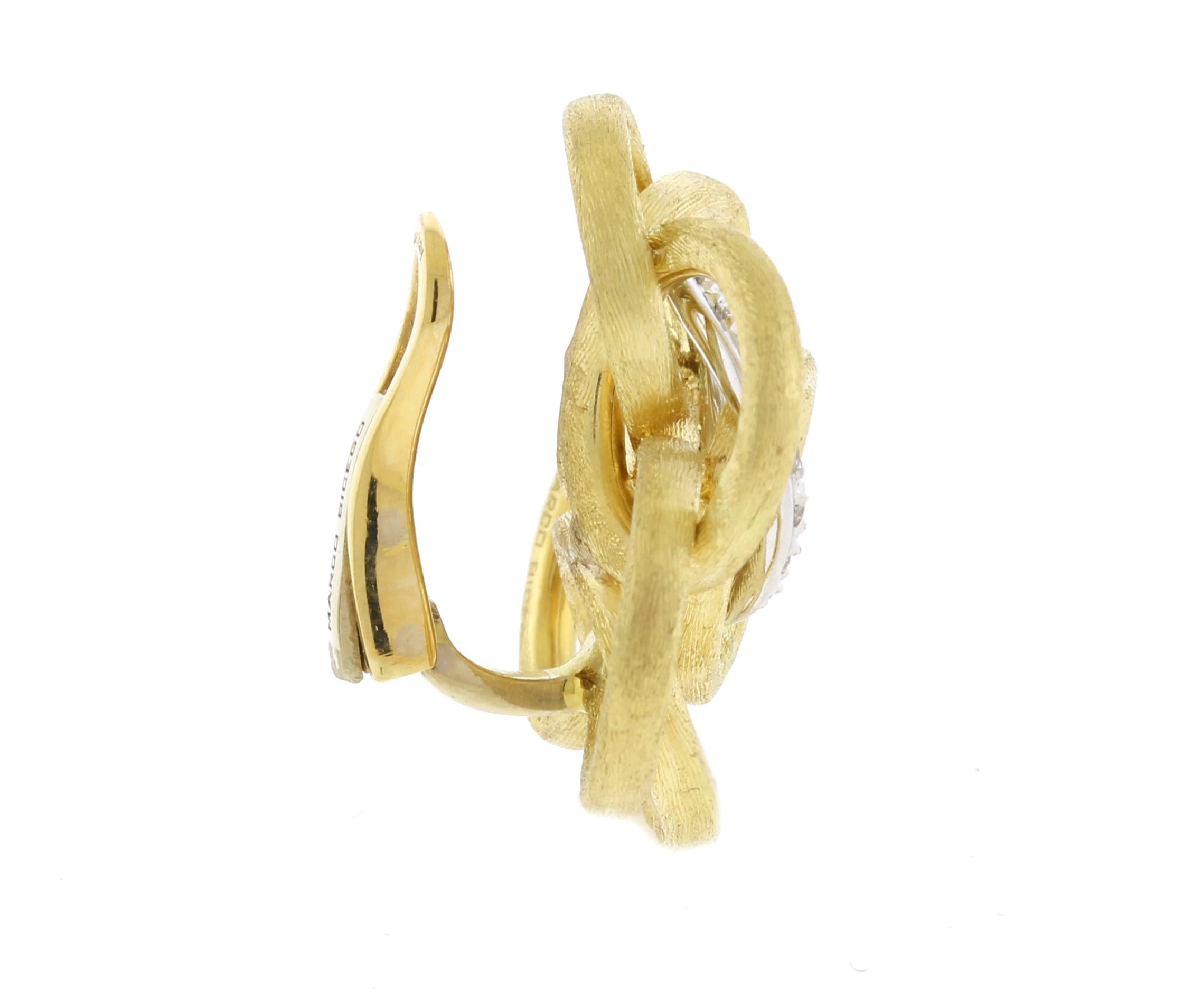 Dans chaque collection de Marco Bicego, l'or est strictement 18 carats, parfaitement sculpté à la main, rendant encore plus belles les formes irrégulières, organiques, naturelles et contemporaines.  Ces boucles d'oreilles sont issues de la
