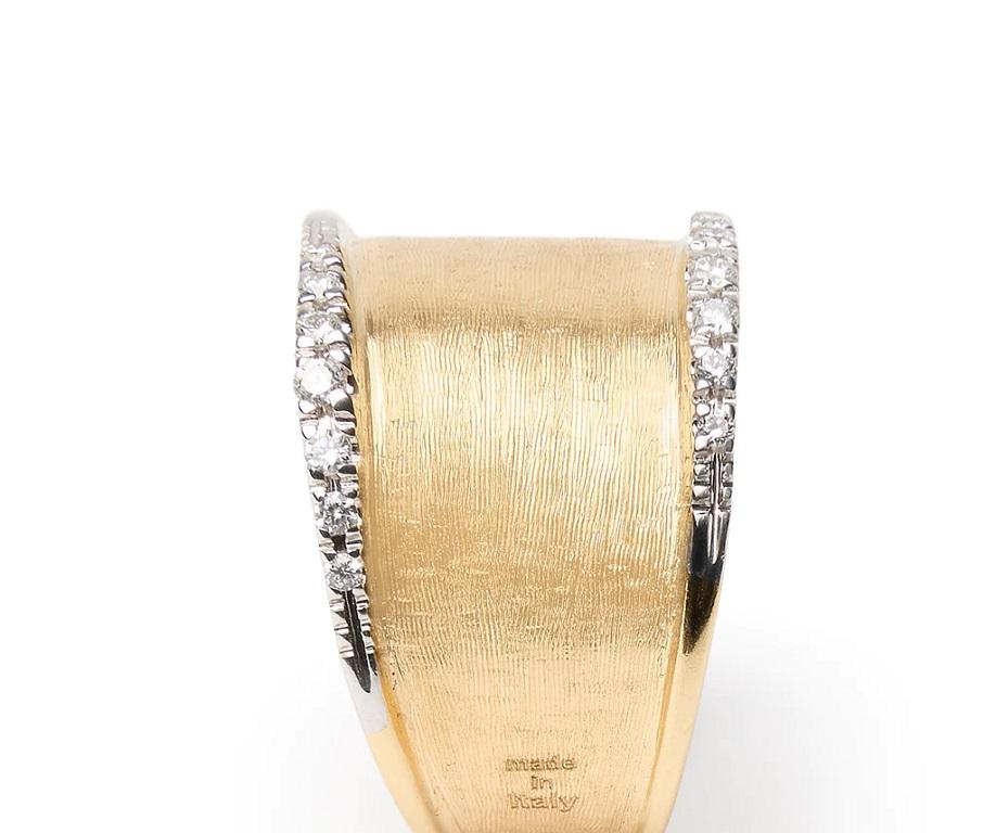 Die Lunaria Collection ist eine Linie, die aus Marcos Liebe zur Natur entstanden ist. Die Kollektion besteht vollständig aus handgravierten Blütenblättern aus 18-karätigem Gelbgold, die von poliertem Gold umrahmt und von erfahrenen Kunsthandwerkern