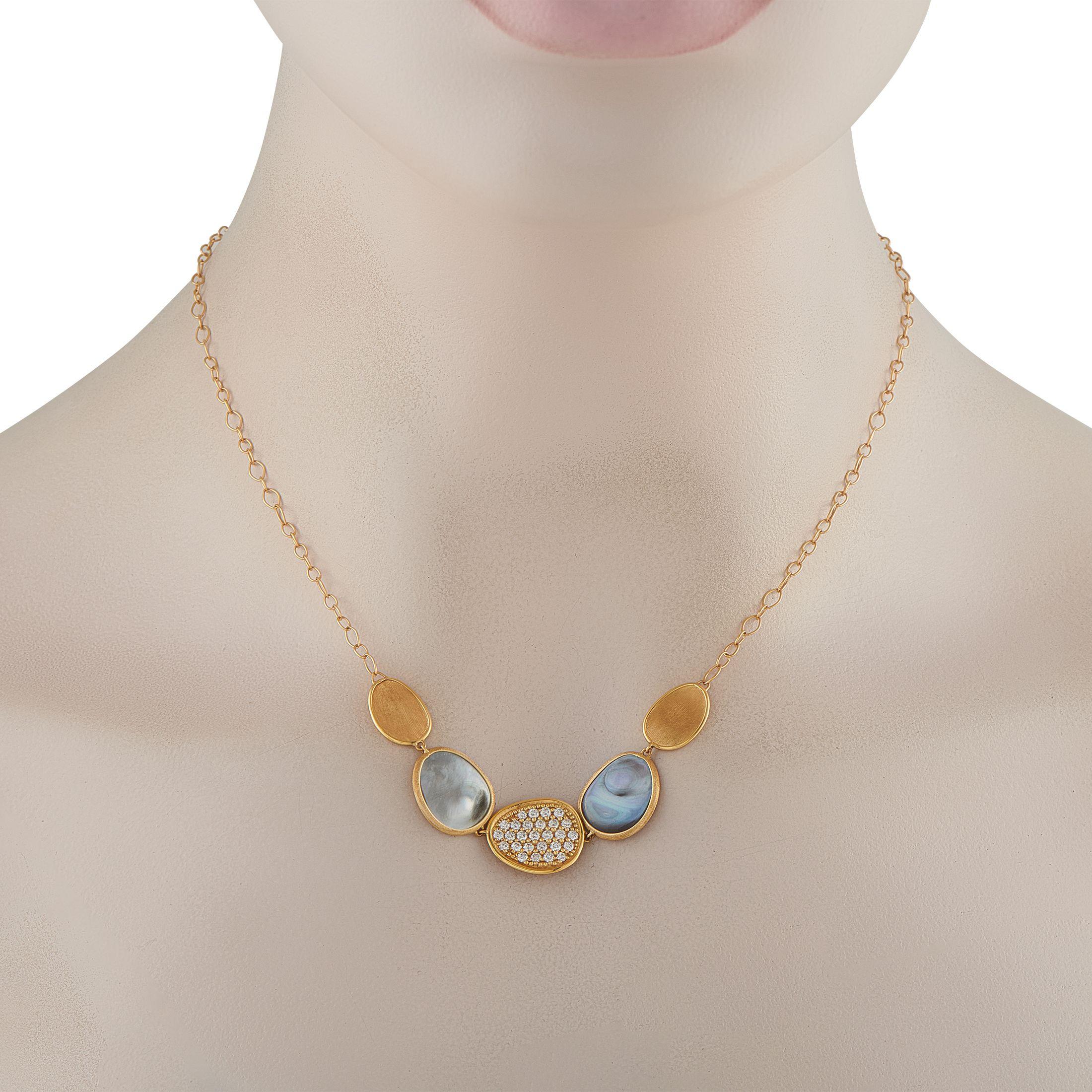 Inspiré par les formes irrégulières que l'on trouve dans la Nature, ce collier MarCo Lunaria rehaussera instantanément n'importe quel ensemble. La série de feuilles en or jaune 18 carats prend vie grâce aux accents captivants de l'émail et aux