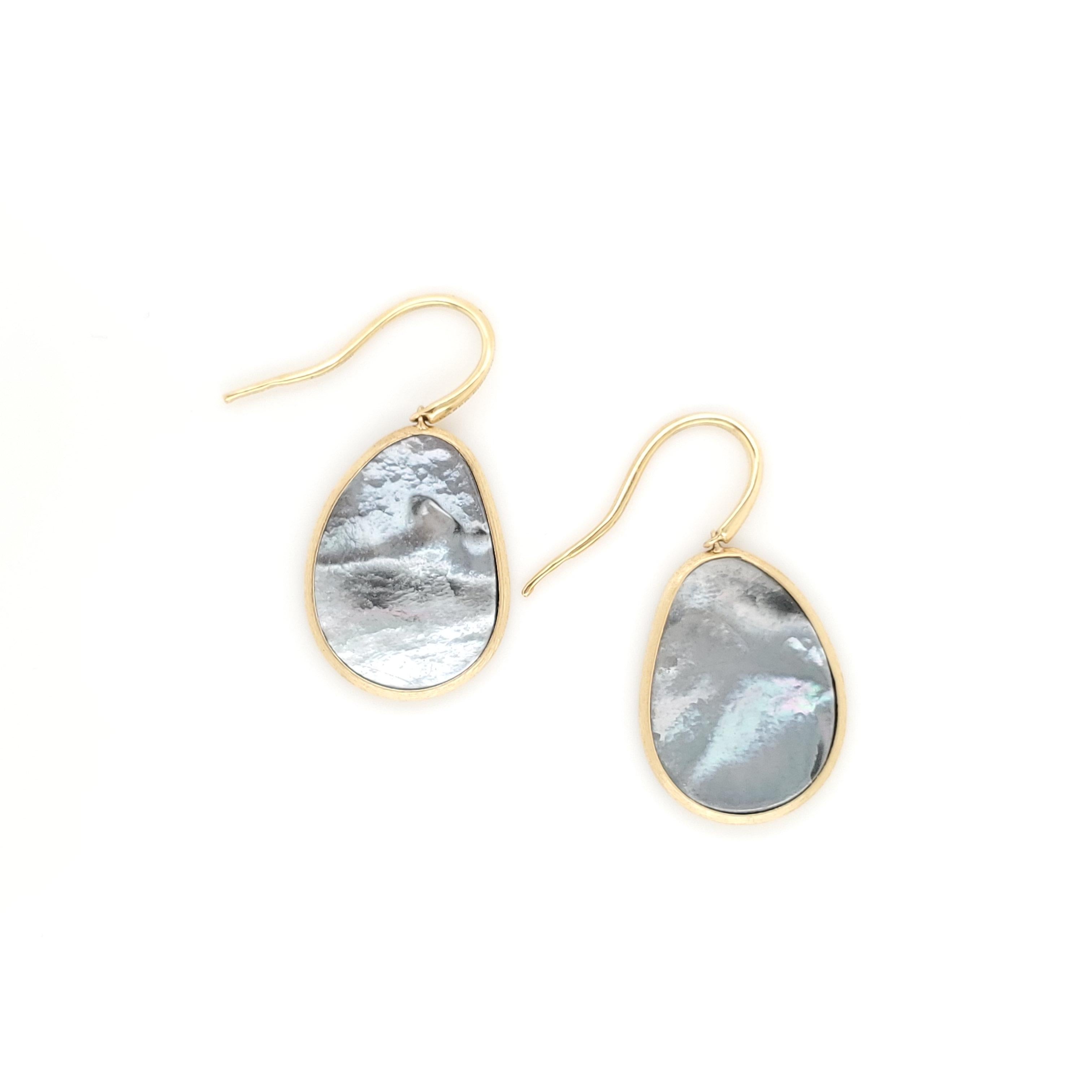 Marco Bicego Lunaria Gold Black Mother of Pearl Earrings In Excellent Condition In New York, NY