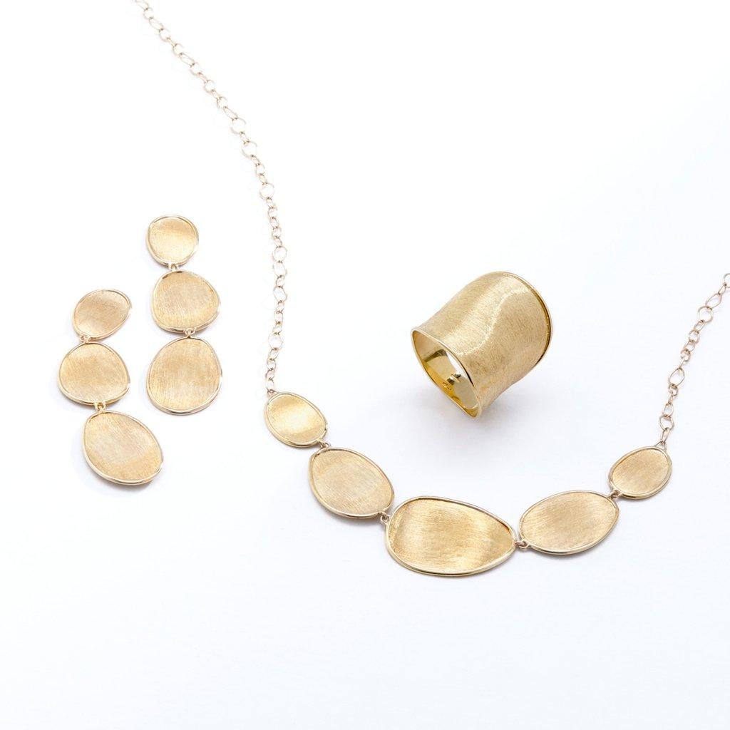 Marco Bicego Lunari in 18K yellow gold graduated necklace. Inspired by the delicate shape of the Lunaria flower, this Lunaria Gold Necklace is hand hammered and hand engraved by Italian artisans.
16.5 inch
CB1779 Y 02