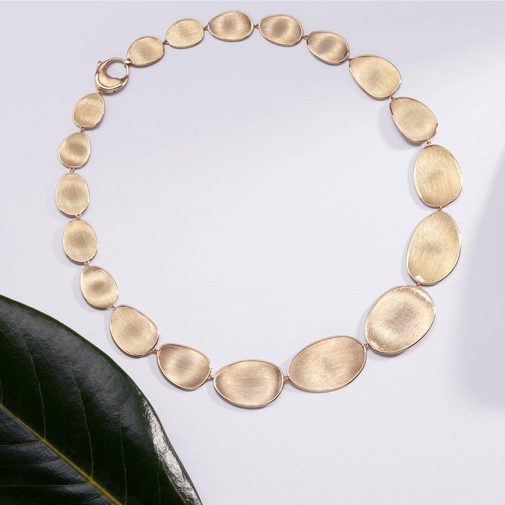 Marco Bicego Lunaria in 18K Yellow Gold Medium Graduated Collar Necklace. Inspired by the delicate shape of the Lunaria flower, this Lunaria Gold Necklace is hand hammered and hand engraved by Italian artisans.
18 inch
CB1777 Y 02