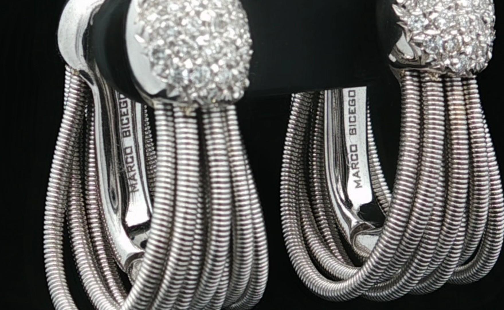 --Pierre(s) :...
Nombreux diamants naturels véritables - taille ronde brillante - sertis en pavé - beaux diamants blancs brillants - 0.50ctw (approx.)

MATERIAL : Or blanc massif 18k
Poids : 15,35 grammes
Fermeture : Poteaux et boutons-pression (les