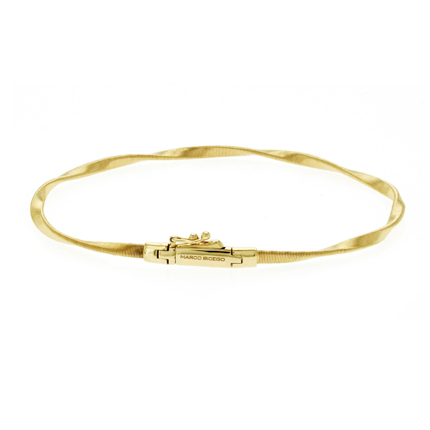 100% authentique, 100% satisfaction client
Largeur : 2.2 mm
Taille : 7 pouces 
Métal : or jaune 18 K
Poinçons : Marco Bicego 750
Poids total : 5,7 grammes
Type de pierre : Aucun
Condit : Pré-usagé
Prix estimé : 2250
Numéro d'inventaire : BO3