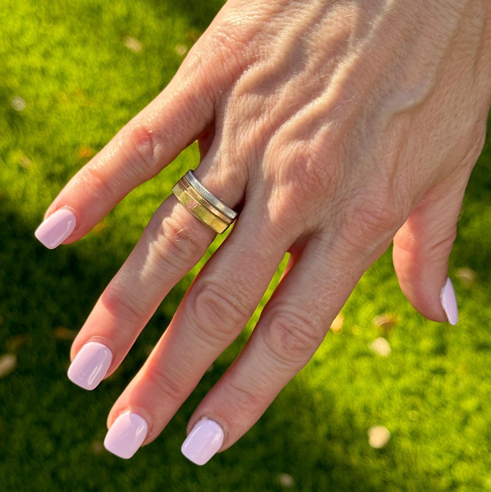 Marco Bicego Masai, bague à anneau large 8 mm en or 18 carats tricolore, taille 5,5 Bon état - En vente à Boca Raton, FL