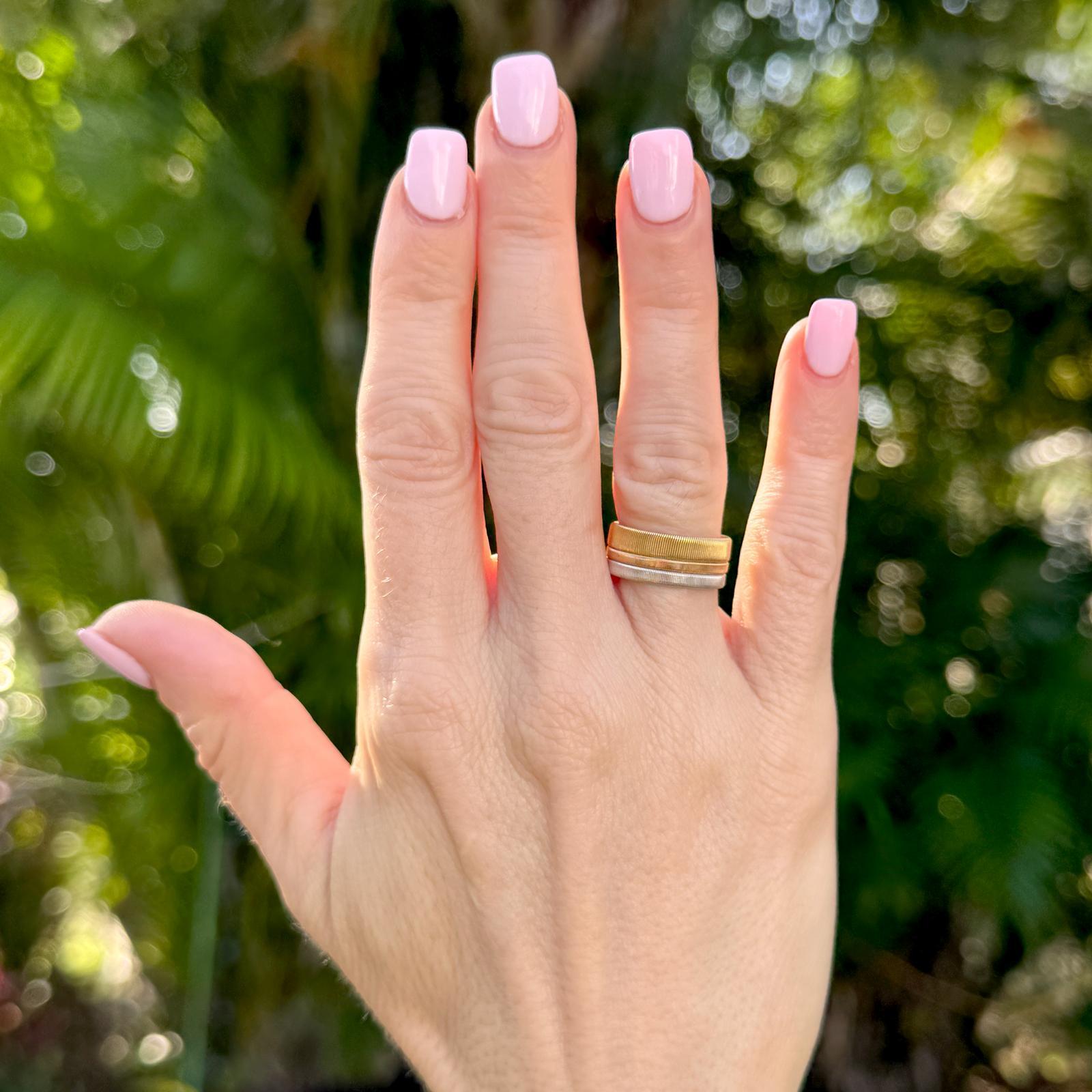 Marco Bicego Masai, bague à anneau large 8 mm en or 18 carats tricolore, taille 5,5 Pour femmes en vente