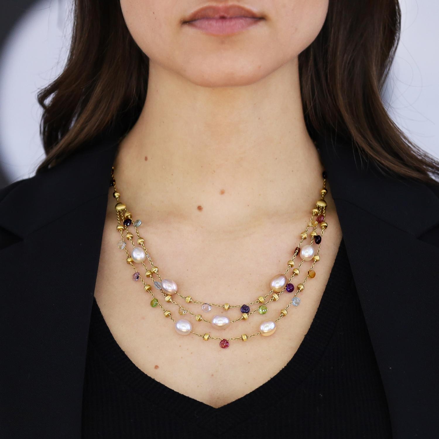 Una delle più seducenti creazioni dello stilista Marco Bicego, una collana a tre livelli con pietre e perle della Paradise Collection. Una combinazione vibrante e dinamica di pepite e gemme in oro giallo 18 carati che offrono forme e texture