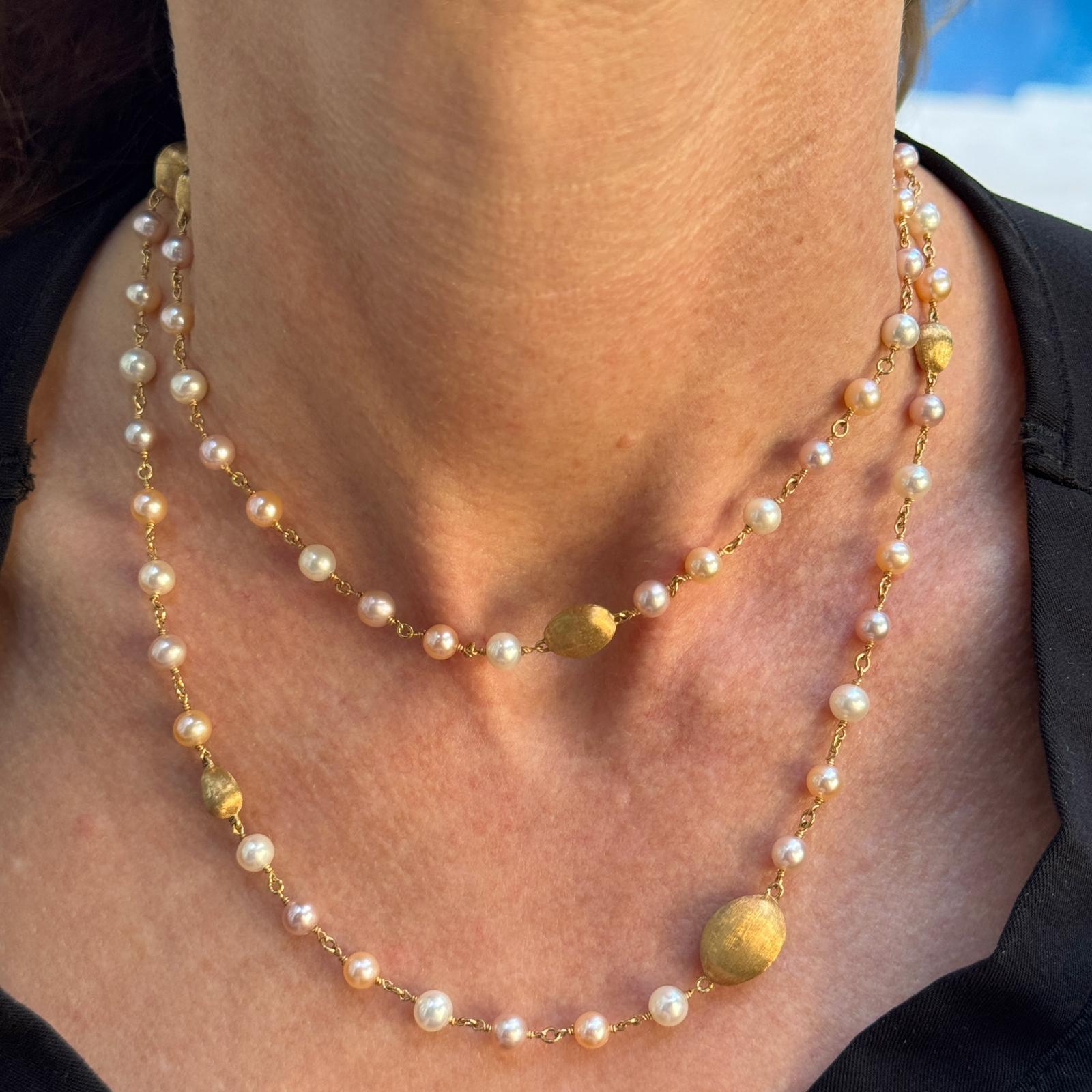 Ce collier à maillons en or jaune 18 carats de Marco Bicego présente un design intemporel et sophistiqué, associant des maillons lisses et organiques à la beauté chaleureuse et lustrée de perles de 5,6 mm. Mesurant 31 pouces de long, le collier se