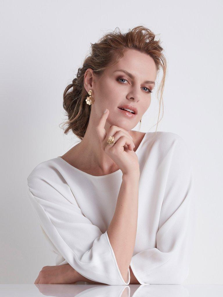 Handgravierter Petali-Ring aus 18 Karat Gelbgold mit 0,08 Karat Diamanten als Akzent.
