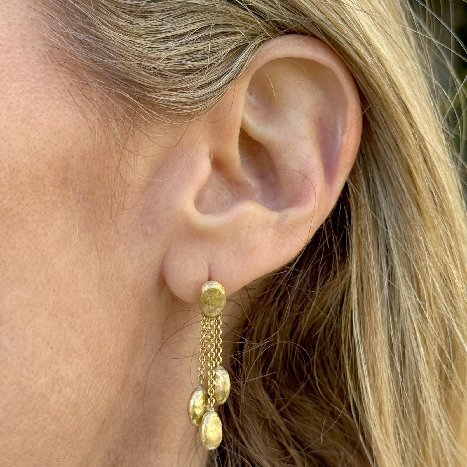 Boucles d'oreilles pendantes Marco Bicego Siviglia en or jaune 18 carats. Les boucles d'oreilles goutte mesurent 1.25 pouces de long. Les dos sont en or 18 carats mais ne sont pas d'origine. Poids : 4.5 grammes.