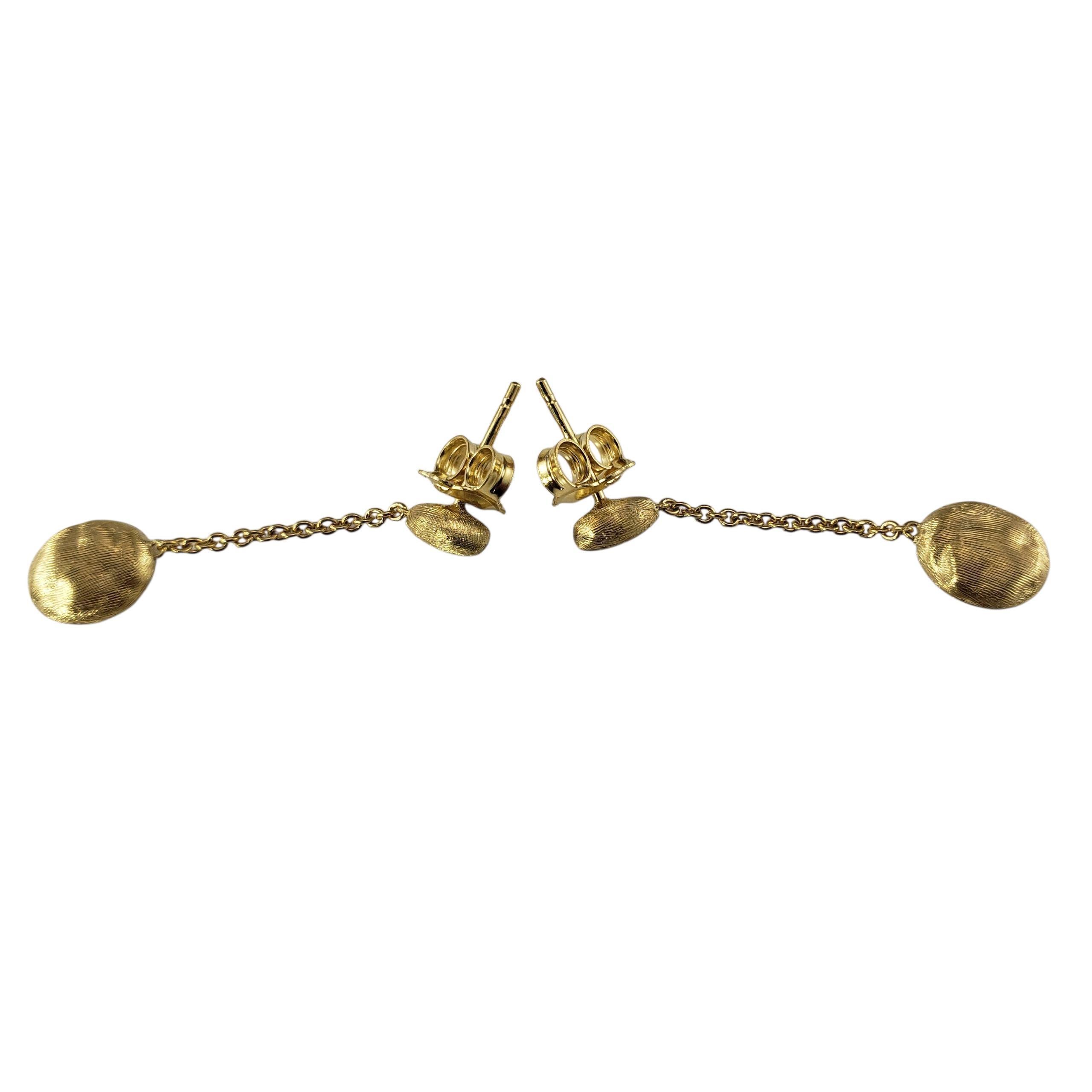 Marco Bicego Siviglia Pendants d'oreilles en or jaune 18K-

Élégantes et raffinées, ces boucles d'oreilles Marco Bicego de la collection Siviglia sont réalisées en or jaune 18 carats. Chacune présente un petit clou ovale suspendu à une goutte ovale